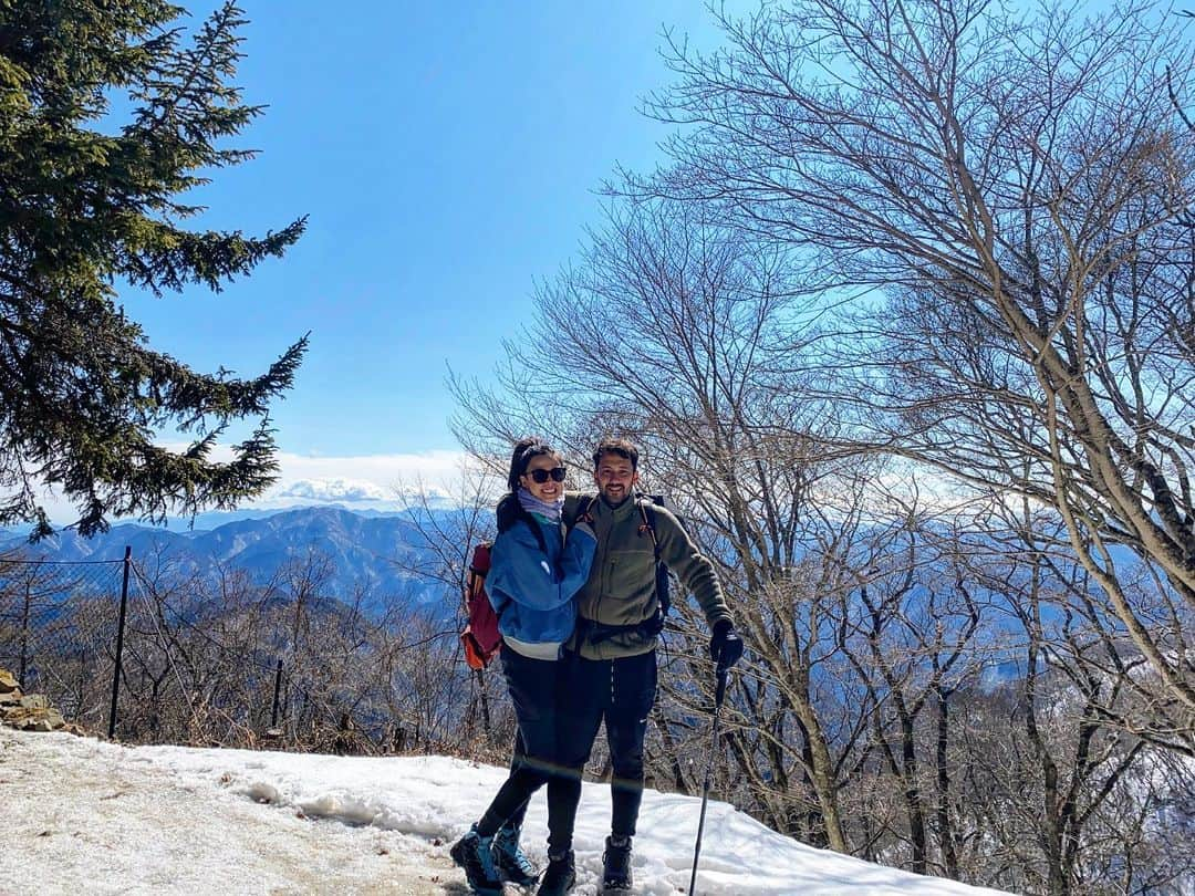 藤井アルダのインスタグラム：「楽しかったなー🏔❤️ 今回は雲取山に行って来ました！  山に雪積もっていて、思ったより時間がかかって、滑りまくって😂 日が暮れる時間の心配もあったから 山頂より500mしたのところで引き返しました！ 携帯を落としてしまって下山している時に気づいたら遅くて、、、見つけてくださった方が山梨の警察署に届けてくれた🙏😭  私達は東京サイドの警察署に聞きに行っていたからまた戻る事に😅😅😅  結果 alright で、帰りは温泉と焼肉♨️🥰  よく寝れる〜😪 パリス運転ありがと❤️  #雲取山 #kumotori #mountain #hiking #love #withmylove #nature #date #hotspirng #ハイキング #温泉」