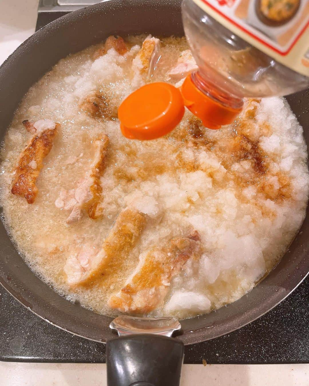 みきママさんのインスタグラム写真 - (みきママInstagram)「【苦手ごはんです！！】  杏ちゃん「ママ、今日のご飯はどれも苦手！！」ってさ。素直だな。  今日の晩御飯は鶏の揚げない母さん煮と、茄子と豚の生姜焼き、しらすのマヨチーズ焼き、なめこのお味噌汁です😄😄😄母さん煮も生姜焼きも新刊本に載っています❗️  私「じゃあ全部1口ずつ食べてよ。」お皿に盛ってやりました。  すると、杏ちゃん「苦手だけど食べられる。」って、お代わりしていました。見た目地味だけどおいしいでしょ？  茶色いおかずが一番美味しいんだぞ。  #みきママ　#今日のごはんはコレだ　#生姜焼き　#チキンのかあさん煮」2月23日 21時41分 - mikimama_official