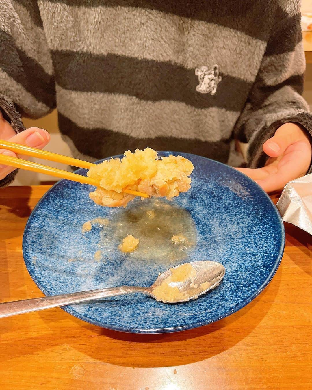 みきママさんのインスタグラム写真 - (みきママInstagram)「【苦手ごはんです！！】  杏ちゃん「ママ、今日のご飯はどれも苦手！！」ってさ。素直だな。  今日の晩御飯は鶏の揚げない母さん煮と、茄子と豚の生姜焼き、しらすのマヨチーズ焼き、なめこのお味噌汁です😄😄😄母さん煮も生姜焼きも新刊本に載っています❗️  私「じゃあ全部1口ずつ食べてよ。」お皿に盛ってやりました。  すると、杏ちゃん「苦手だけど食べられる。」って、お代わりしていました。見た目地味だけどおいしいでしょ？  茶色いおかずが一番美味しいんだぞ。  #みきママ　#今日のごはんはコレだ　#生姜焼き　#チキンのかあさん煮」2月23日 21時41分 - mikimama_official