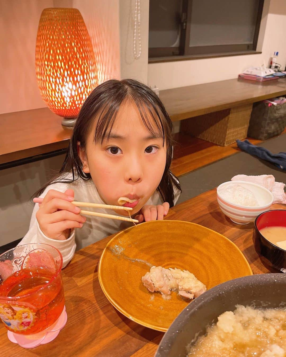 みきママさんのインスタグラム写真 - (みきママInstagram)「【苦手ごはんです！！】  杏ちゃん「ママ、今日のご飯はどれも苦手！！」ってさ。素直だな。  今日の晩御飯は鶏の揚げない母さん煮と、茄子と豚の生姜焼き、しらすのマヨチーズ焼き、なめこのお味噌汁です😄😄😄母さん煮も生姜焼きも新刊本に載っています❗️  私「じゃあ全部1口ずつ食べてよ。」お皿に盛ってやりました。  すると、杏ちゃん「苦手だけど食べられる。」って、お代わりしていました。見た目地味だけどおいしいでしょ？  茶色いおかずが一番美味しいんだぞ。  #みきママ　#今日のごはんはコレだ　#生姜焼き　#チキンのかあさん煮」2月23日 21時41分 - mikimama_official