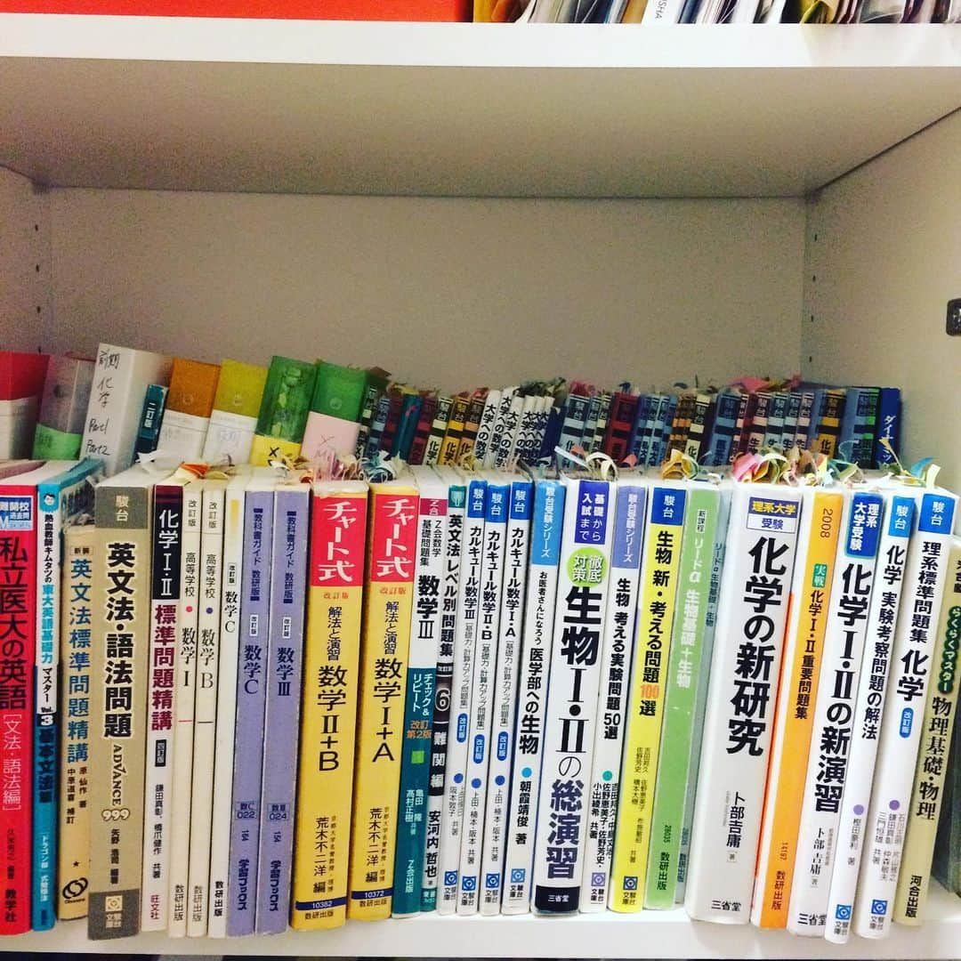 小島亜輝子のインスタグラム：「なぜ、月額有料でご相談に乗るようになったか。  医学部に入学して間も無く、こんな私を珍しがって取材してくださる記者さんがいらしたおかげで、AERAや東洋経済、またその記事がYahoo!ニュースに載ったりして、再受験生の方からフォローされることが増えました。  「何年やれば医学部受かりますかね？」「オススメの参考書教えてください！」みたいな短文のご質問が多く、正直こうしたメールに一つ一つ答えていたら自分の勉強時間がなくなってしまうので、 礼儀正しく自己紹介とご挨拶をしてくださって本当に困っているのがビシビシ伝わってくる人にのみお返事をし、 「こちらも時間は有限なので、お仕事としてなら、ご相談をお受けします。お金を頂く以上は誠心誠意ご相談にお応えします。」 というスタンスで、医学部受験相談&パーソナルコーチングを始めました。  本当に的確なアドバイスをさせていただくには、このやり方がやっぱり良いんです。 「何年で受かりますか？」「数学の問題集は青チャートですか？」とか、そういう質問に対する答えは、非常に難しいです。 やはりその方のこれまでの学歴や年齢や今のお仕事の状況とかを伺わないと、何年で受かるか、どの参考書がその人に合うか、なんとも言えないです。 私とその方は違う人間なので、私の勉強の仕方が合うかどうかは究極的にはわからないと思います。 国試勉強だって、同級生と自分の勉強の仕方、様々だなぁと思いましたもん。  ただ、医学部受験において、 「それはやらなくていいだろー😂」 「これは絶対やらないとダメでしょー！」 という王道はあると思っていて。 私自身が通ってきた道を、これから再受験される方が通るのならば、無駄な情報収集とかに時間を取られずサッサと勉強を始めて最短で受かって頂きたい。  ⁡ 悩んでいる人って悪徳予備校の良いカモにされやすいんです。 受かりそうにもない人に「うちでやれば一年で合格させてあげますよ。まず300万払ってね」みたいなところ、少なくないですからね！ 私も危うく引っかかりそうだったときありましたよ。 社会人で再受験てそこそこ貯金もあるだろうと向こうも客見て商売してくるので、本当に気をつけましょう！！！ ⁡ …話がそれましたが、予備校選びや学費の工面の仕方(奨学金の探し方)なども含めて、私が経験してきたことはお話しできると思うので、本当にお困りの方はご相談ください。 ⁡  #医学部再受験 #医学部　#大人の勉強垢 #医師になりたい  #再受験 #再受験の勉強垢」