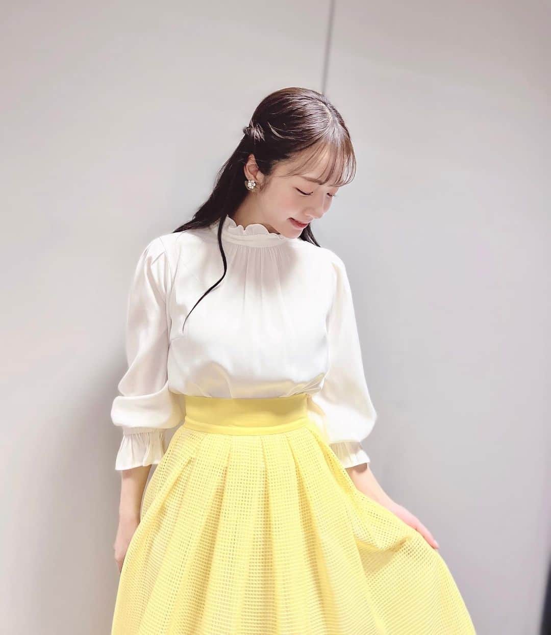 のインスタグラム：「きょうのevery.お衣装🍯  ---------------- ブラウス、スカート @12twelveagenda さん✨ イヤリング @vatsurica さん✨ ----------------  元気が出るビタミンカラー！ 明日からの週の後半も頑張りましょう☺️🧡  おやすみなさい😴  #newsevery #centforce #セントフォース #刈川くるみ #衣装 #アナウンサ #コーデ #ヘアアレンジ #明日は多分ダンスロケ 🕺」