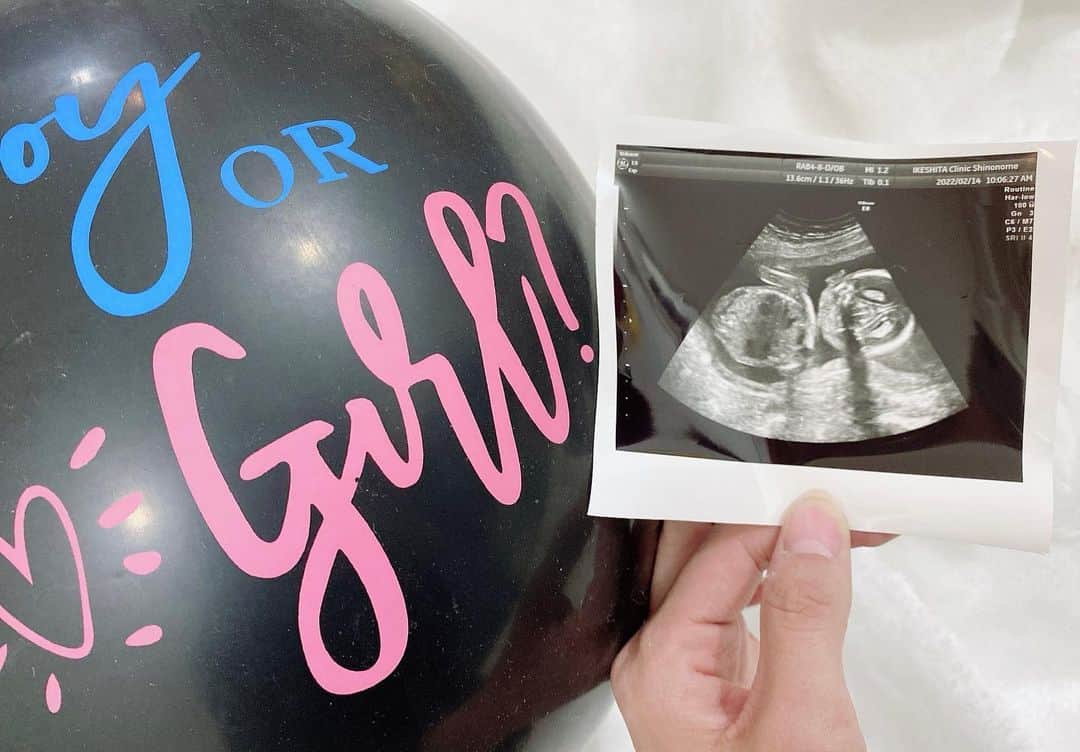 のインスタグラム：「【2月23日は妊婦の日】  ということで、便乗してちょっとばかりご報告。  この度、待ち望んでいた第二子を授かりました。第一子のとき同様、コロナ禍での妊娠なので、ハラハラすることも多いですが、無事に産まれてくる日まで新しい命も守っていきたいと思います🌸  去年の秋くらいから悪阻があるなかでの仕事、学業、引越しと新しい生活への準備は本当に辛かった…！笑 Instagramやblogなどもなかなか更新できなかったので、また少しずつ再開できたらいいなと思います。  男の子なのか、女の子なのかは産まれるまでのお楽しみ🤐  #妊娠報告 #妊婦の日」