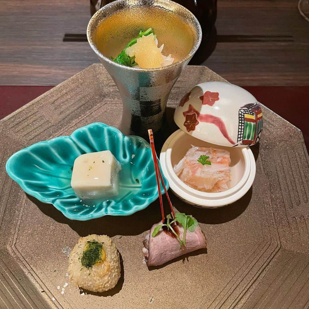 末吉咲子さんのインスタグラム写真 - (末吉咲子Instagram)「. . . . . 卒業旅行を友達がプレゼントしてくれました😭🎁 部屋も最高で、ご飯も美味しくて、お風呂も貸切で、朝ご飯も豪華で、本当に優雅な旅だった🤤 清水寺も歩いて行けるし良かった✨ (どこかに小人が写り込んでるよ🕴笑) #京都 #京都観光 #京都グルメ #京都ホテル #坂のホテル京都 #京都旅行 #女子旅 #kyototrip #kyotohotel #kyoto #japan」2月23日 22時04分 - kiko_kiko920