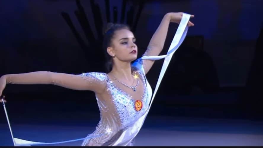 アベリナ姉妹のインスタグラム：「С Днем Защитника Отечества🇷🇺」