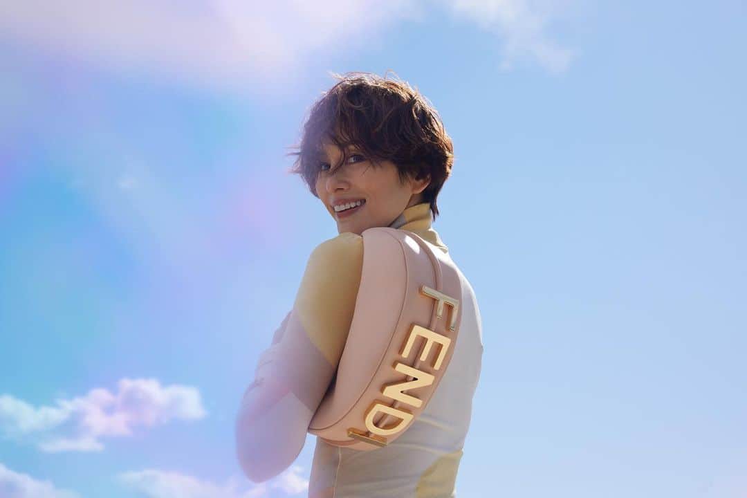 米倉涼子のインスタグラム：「FENDI WOMEN’S FW22-23 SHOWが 22:00からfendi.comでライブ配信されてます！ 一緒に見ましょう❣️  FENDI WOMEN’S FW22-23 SHOW  LIVE ON FENDI.COM AT 22:00 JST Let’s follow the event together❣️  #Fendi #FendiFW22 #Fendigraphy #fendiofficial @fendi @mr.kimjones @silviaventurinifendi @delfinadelettrez」