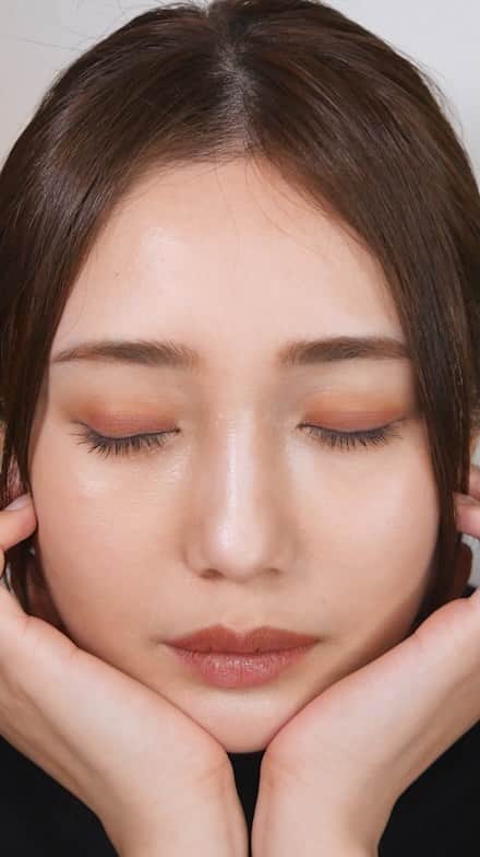 森ニーナのインスタグラム：「TOM FORD🌙 アイカラークォード  新色37 smokey quartzで大人っぽいニュアンスメイクしてみました💄  カラコン:vivi ring vivi brown  ベース:numbuzin 3  アイライナー:LUMIURGLAS 02  アイブロウ:minzshee 03 ←これ最近買ったんですけど擦れにも強くて、取れない！😍400円とは思えない。  アイブロウマスカラ:CANMAKE 05  ハイライト:cle de peau 17  リップ:MARC JACOBS BEAUTY jadore #tomfordbeauty  #new #eyeshadow #matte #tomfordeyecolorquad #アイカラークォード #アイメイク #2022」