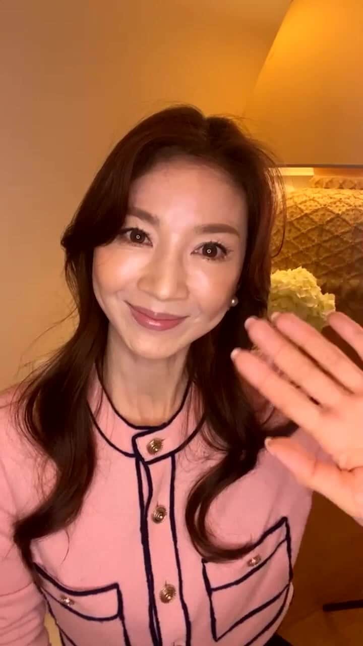 のインスタグラム：「早野實希子氏 @mikiko_hayano_official_  「生き抜く人がしている68の行動」より  食いしばっているだけで、シミが増えるって😱  呼吸が浅いと肩凝り？！  ガムを食べ過ぎると 空気を食べ過ぎちゃう？！  オデコを撫でるだけで イビキが消え？！？！  などなど、 「知らなかった〜！」 ってお話し聞けました。 楽しかった😆‼️  春に向けて、 気持ちがザワザワしちゃう方、是非アーカイブ 見てみてくださいね🍀  #早野實希子さん #インスタライブ #毛穴の話し #呼吸の話し #噛み締めの話し #身体のシグナル #ftcbeauty #君島十和子」