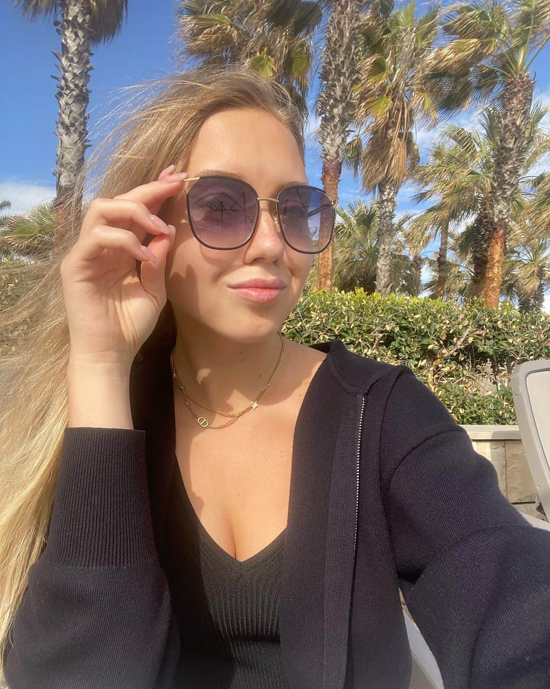 エレーナ・ラジオノワのインスタグラム：「Ловлю заключительные лучи солнца, потому что пора в Москву 😋  P.S. Всех мужчин с 23 февраля! 🎉」