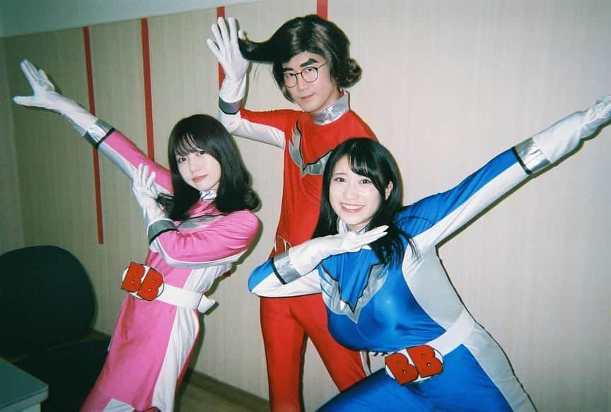 加藤一華のインスタグラム：「. ボンボンレンジャー！ しゃきーーーんっ🦸‍♂️⭐︎  #みんな自由すぎ #デコボコぽんこつトリオ #ボンボンTV #ボンボンレンジャー #ぐぴなる2ショ！ #よっち自撮りすな🤣 #film #フィルムカメラ #写ルンです」