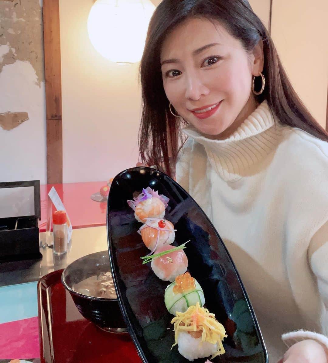 水谷雅子さんのインスタグラム写真 - (水谷雅子Instagram)「犬山城下町ランチ＆スイーツ🍣🍨🍠💕 久しぶりに来てガラッとお店の雰囲気も変わってましたね。 どのお店もインスタ映えしてテンション上がりました。😆😍🎶💕 綺麗に飾り付けられた手まり寿司可愛すぎますよね。 シャリは半分はこんにゃく米を使用しているそうです。 食感は普通のお米と変わらないのにヘルシー😉 #国宝犬山城#犬山城下町 #ランチ#スイーツ #芋カフェえん #伊勢屋砂おろし  #インスタ映え #水谷雅子#水谷雅子beautybook50の私  #水谷雅子の美容の秘訣シリーズ」2月23日 23時35分 - mizutanimasako