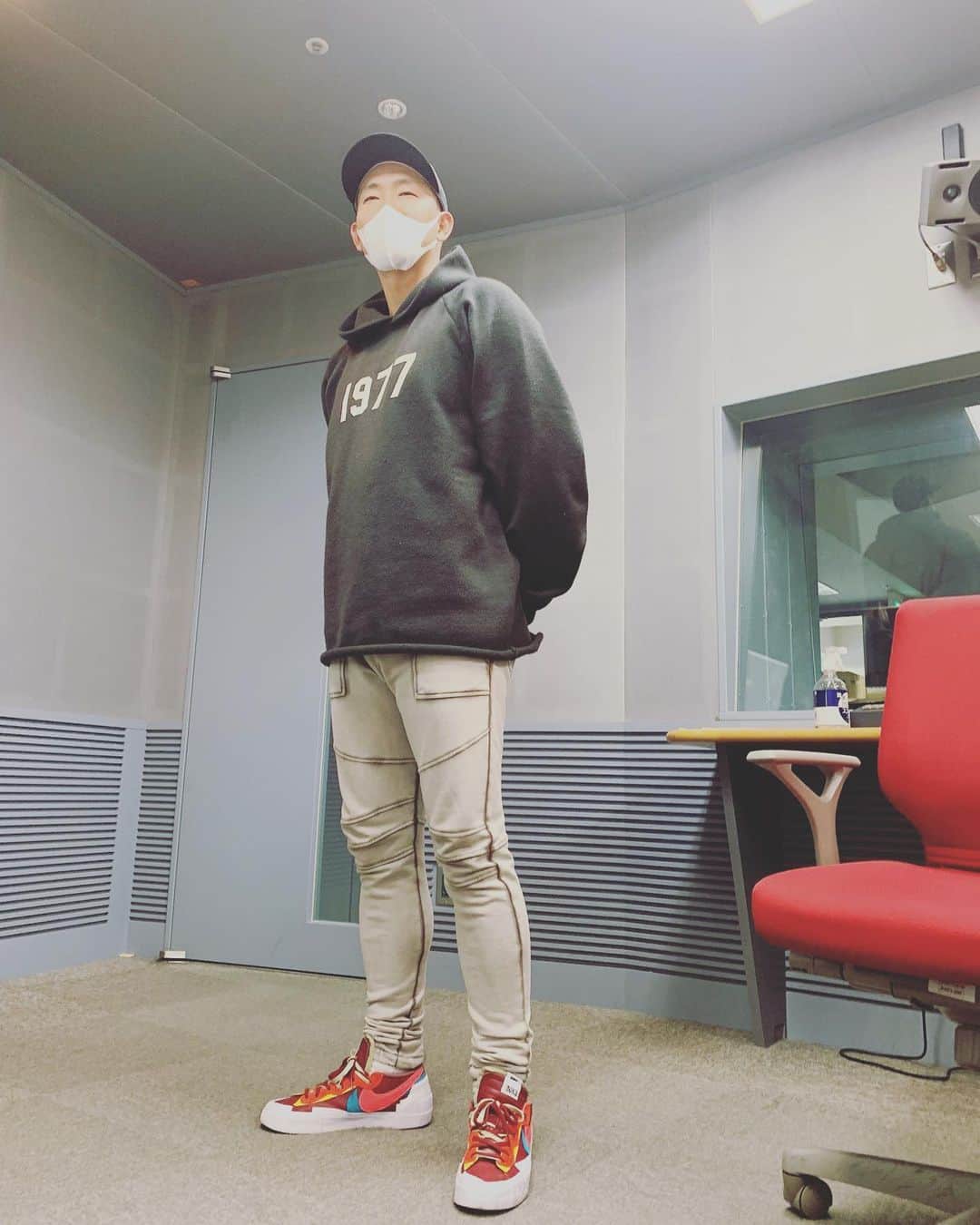 のインスタグラム：「東海ラジオ「ドラゴンズステーション」で今日も楽しくお喋りしてきた😁 仲良しでお世話になってるスーパー時計マニアの方に 「プロ野球生活よく頑張ったね😁 　　　　　　これからも頑張れよ！😁」  って高級時計CVSTOSいただきました😭 @tokitoki_watchmania さん本当にありがとうございました😄 より一層頑張ります🙆‍♂️ #藤井淳志#中日ドラゴンズ#東海ラジオ#ドラゴンズステーション#キャップ#essentialsニットパーカー#essentials#パンツ#バルマン#スニーカー#ナイキ×サカイ#cvstos#本当に時計が凄すぎるから時計好きの人は是非フォローして欲しい」