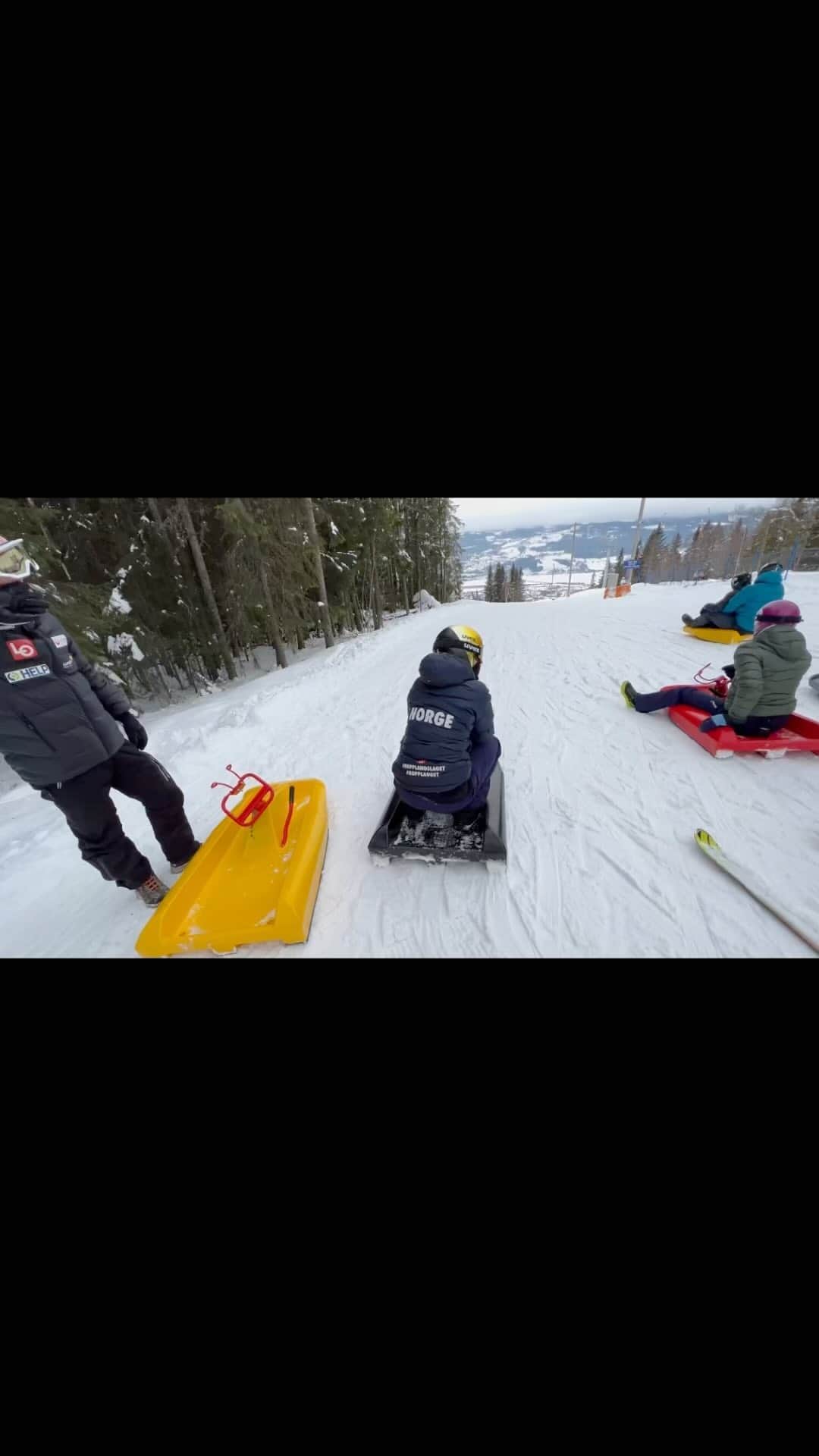 マーレン・ルンビのインスタグラム：「@snoparken ga oss en liten dose fart og spenning idag💨」