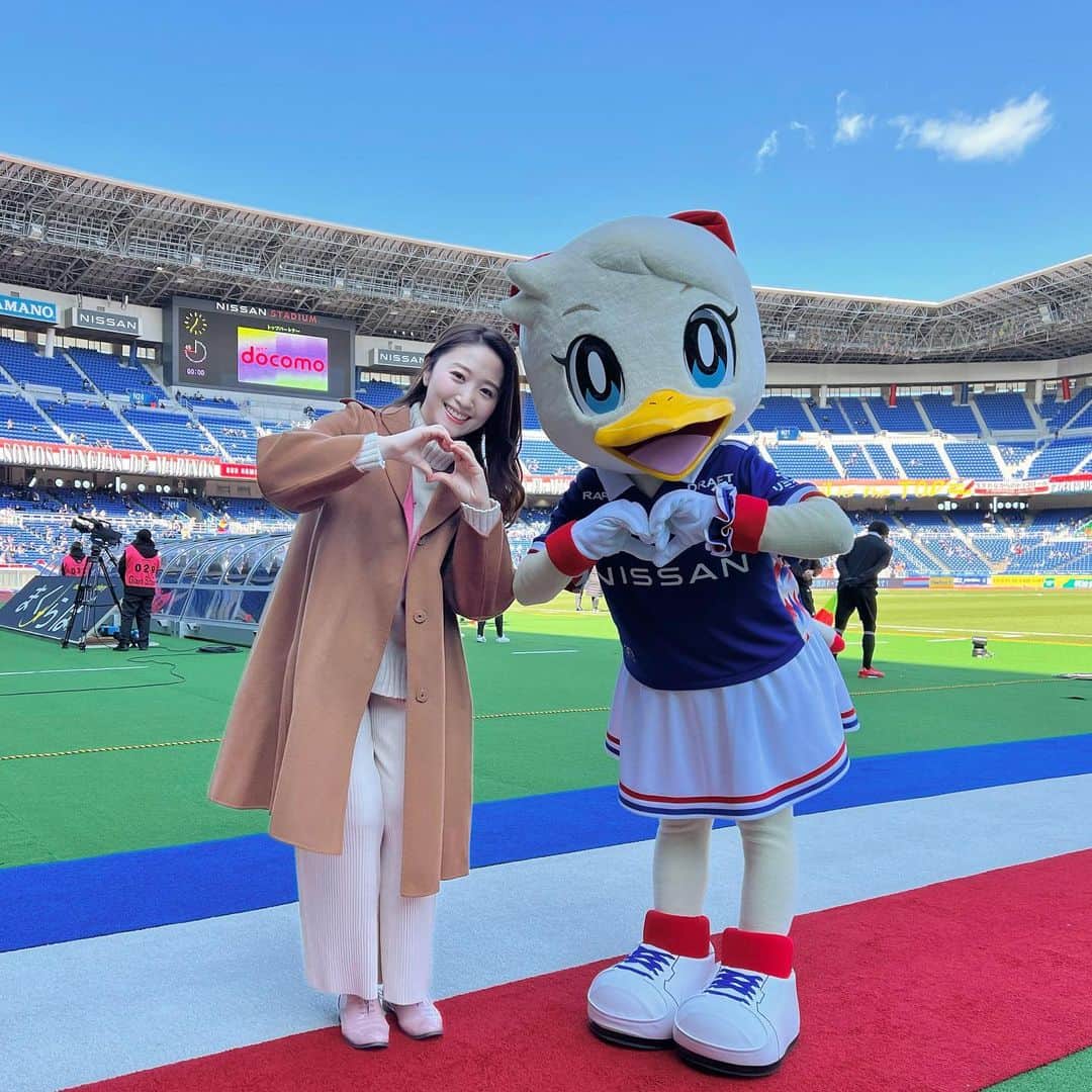 のインスタグラム：「⁡ マリンちゃん🍓 ハートのポーズしようって言ってくれていっしょにハート💙🤍❤️ ⁡ ハグもたくさんしてくれる☺️💕 こんなにかわいい女の子にわたしもなりたい😍」