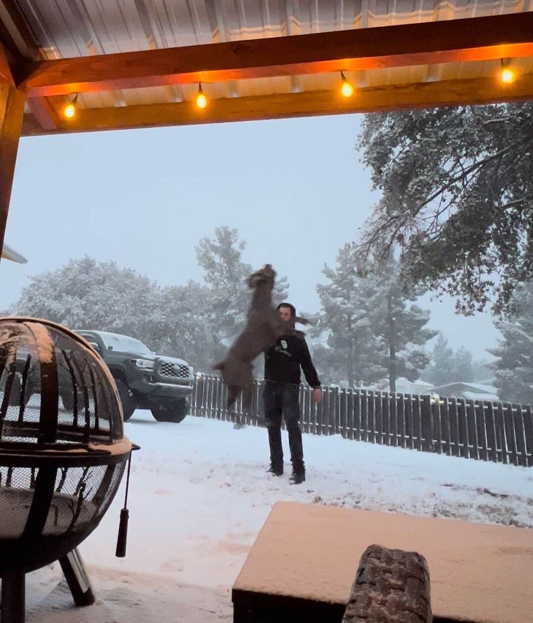 ギャビン・マッキントッシュのインスタグラム：「first time he’s seen snow」