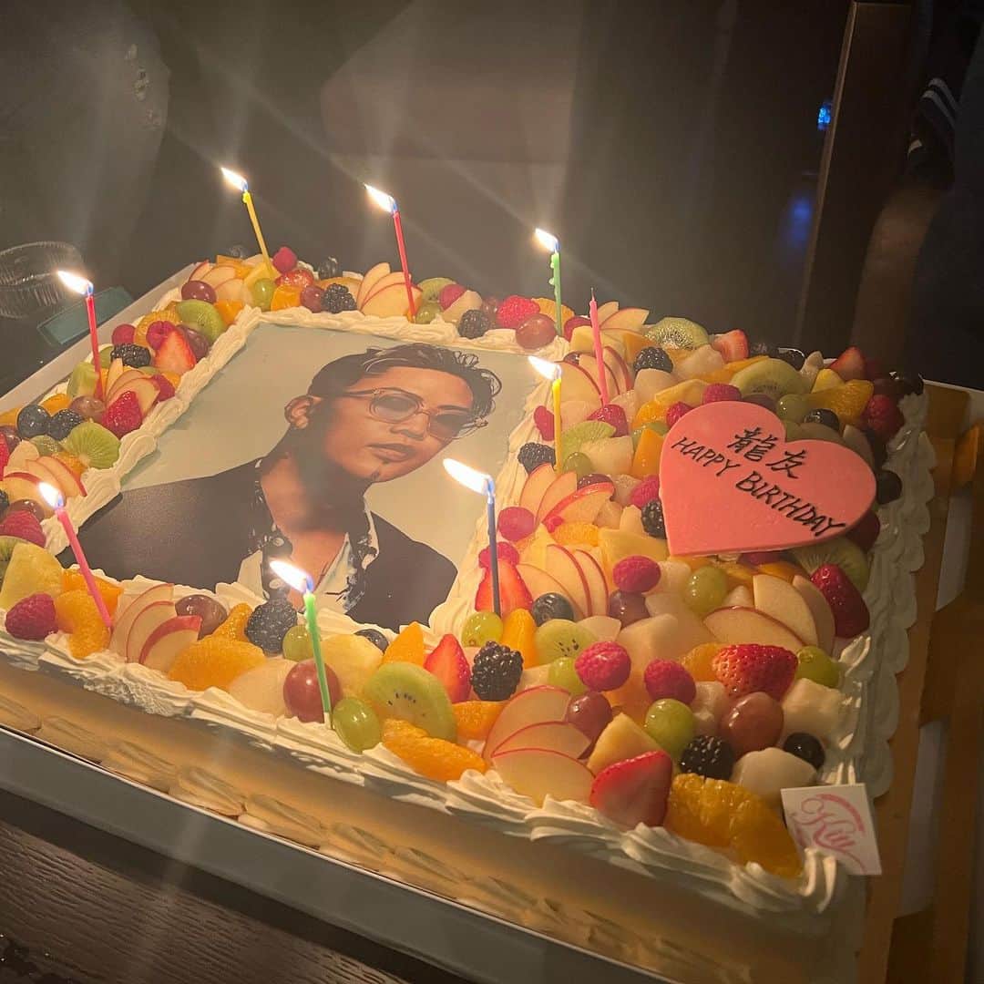 ラファエルさんのインスタグラム写真 - (ラファエルInstagram)「数原さんお誕生日おめでとうございます🎁  これからもよろしくお願い申し上げます😌  サブ垢👇 @rahuaeru336   #バッカスサプリ #Bacchusサプリ #バッカス二日酔い #Bacchus二日酔い #ラファエル  #バッカス  #秒  #秒速  #秒で動く  #チャンネルトラッカー  #no13  #ワイン好き  #ワンカラット  #ライブ配信コンサルタント  #デンタルラバー  #スーパーホワイトlv   【お仕事の依頼は📩】 leave.it.to.me.raphael@gmail.com  ・ワンカラット（Live配信事業） @onecarat_japan   ・チャンネルトラッカー @channel_tracker   ・セルフホワイトニング @dentallover_jp   ・オリジナルジュエリー MENS @jewelry_no13 WOMEN @no13825」2月24日 10時54分 - raphaelangel8183