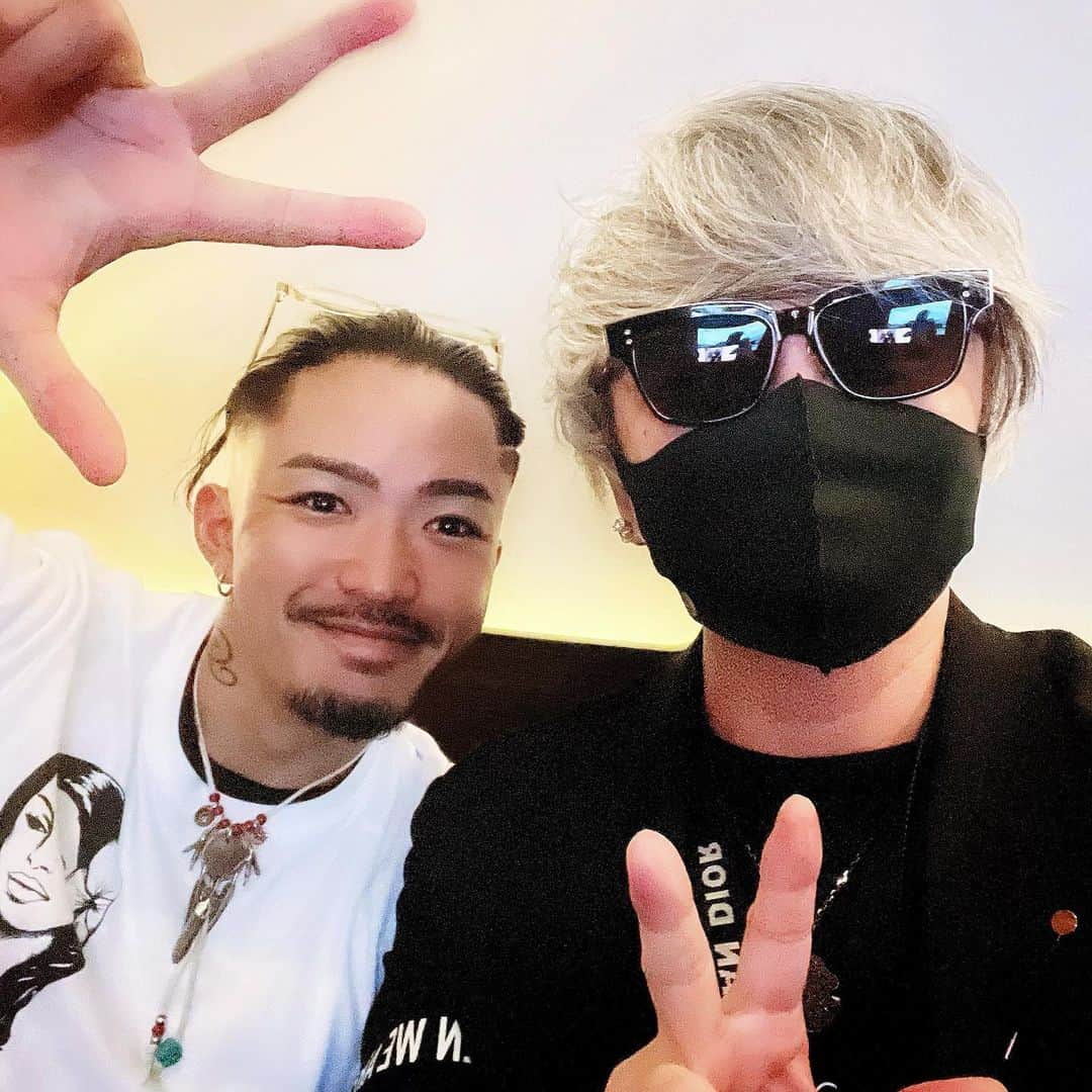 ラファエルさんのインスタグラム写真 - (ラファエルInstagram)「数原さんお誕生日おめでとうございます🎁  これからもよろしくお願い申し上げます😌  サブ垢👇 @rahuaeru336   #バッカスサプリ #Bacchusサプリ #バッカス二日酔い #Bacchus二日酔い #ラファエル  #バッカス  #秒  #秒速  #秒で動く  #チャンネルトラッカー  #no13  #ワイン好き  #ワンカラット  #ライブ配信コンサルタント  #デンタルラバー  #スーパーホワイトlv   【お仕事の依頼は📩】 leave.it.to.me.raphael@gmail.com  ・ワンカラット（Live配信事業） @onecarat_japan   ・チャンネルトラッカー @channel_tracker   ・セルフホワイトニング @dentallover_jp   ・オリジナルジュエリー MENS @jewelry_no13 WOMEN @no13825」2月24日 10時54分 - raphaelangel8183