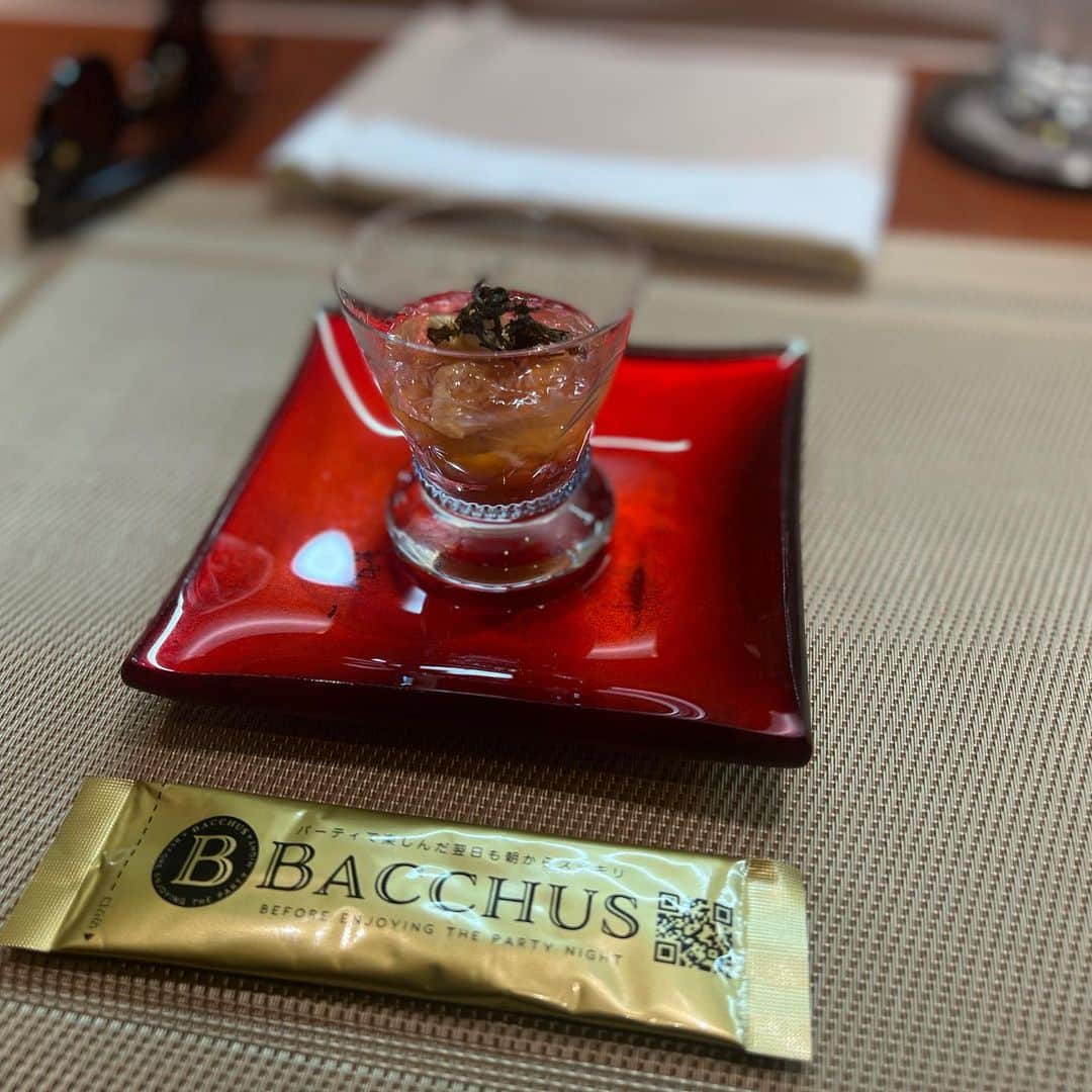 ラファエルさんのインスタグラム写真 - (ラファエルInstagram)「数原さんお誕生日おめでとうございます🎁  これからもよろしくお願い申し上げます😌  サブ垢👇 @rahuaeru336   #バッカスサプリ #Bacchusサプリ #バッカス二日酔い #Bacchus二日酔い #ラファエル  #バッカス  #秒  #秒速  #秒で動く  #チャンネルトラッカー  #no13  #ワイン好き  #ワンカラット  #ライブ配信コンサルタント  #デンタルラバー  #スーパーホワイトlv   【お仕事の依頼は📩】 leave.it.to.me.raphael@gmail.com  ・ワンカラット（Live配信事業） @onecarat_japan   ・チャンネルトラッカー @channel_tracker   ・セルフホワイトニング @dentallover_jp   ・オリジナルジュエリー MENS @jewelry_no13 WOMEN @no13825」2月24日 10時54分 - raphaelangel8183