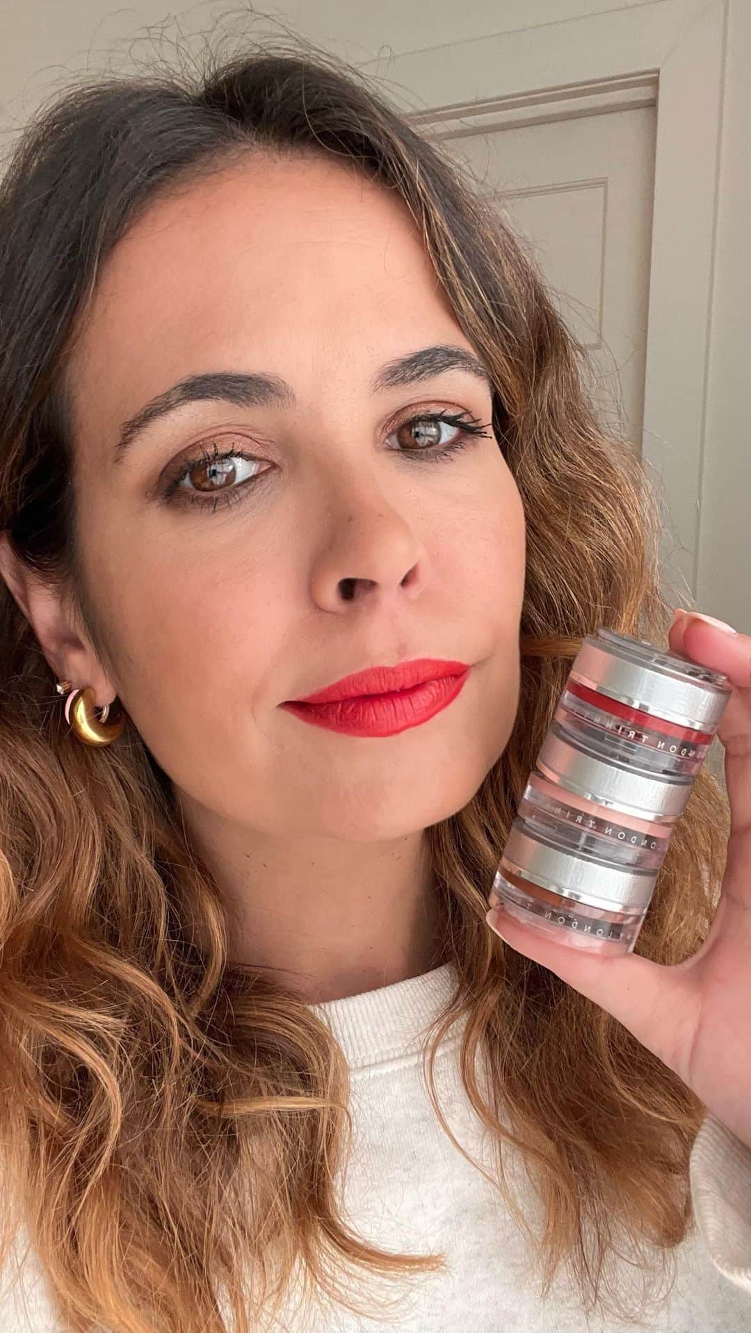 Collage Vintageのインスタグラム：「My makeup video tutorial for a night out with @trinnylondon #ad Get my look using these products:  - BFF EYE, Serum Concealer in Rhianna and Akari.  - Miracle Blur.  - Eye2Eye in Empress, Victory and Virtue.  - Lip2Cheek in Rossy color.  - Golden Glow in Soala.  - Lash2Brow.」