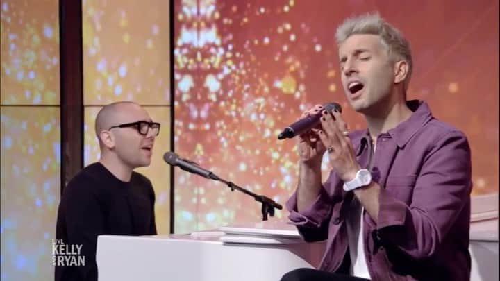 A Great Big Worldのインスタグラム：「“Mama” live from @livekellyandryan  You both are the loveliest. Thank you for having us! 🙏♥️」