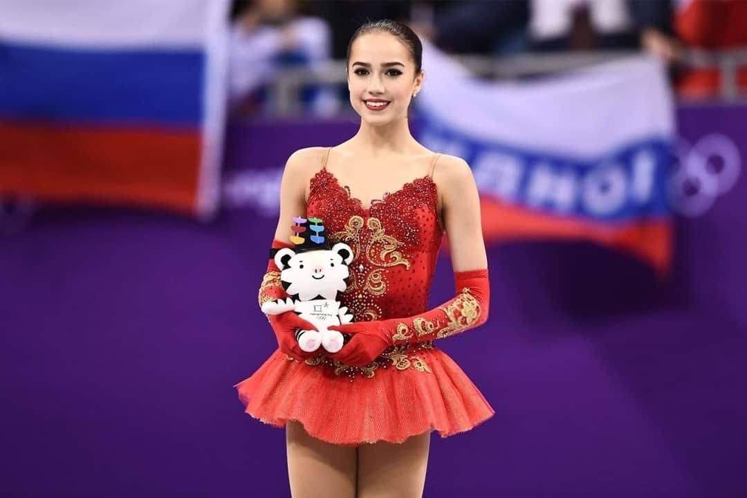 アリーナ・ザギトワのインスタグラム：「В сегодняшний день поместилось целых два праздника 😄 ⠀ Для начала всех мужчин и отдельно моего папу хочу поздравить с Днём Защитника Отечества! 💪🏻 Желаю вам оптимизма, душевного равновесия и мира над головой 🤞🏻 ⠀ И конечно, 23 февраля является важной датой лично для меня. Ровно 4 года назад я получила золотую медаль на Олимпийских играх в Пхёнчхане! 🥇 Оказывается, прошло так много времени, а я помню то выступление в таких мелочах, как будто оно было только вчера 😍 ⠀ Всем огромное спасибо за поздравления! Так мило, что вы помните 🥺」