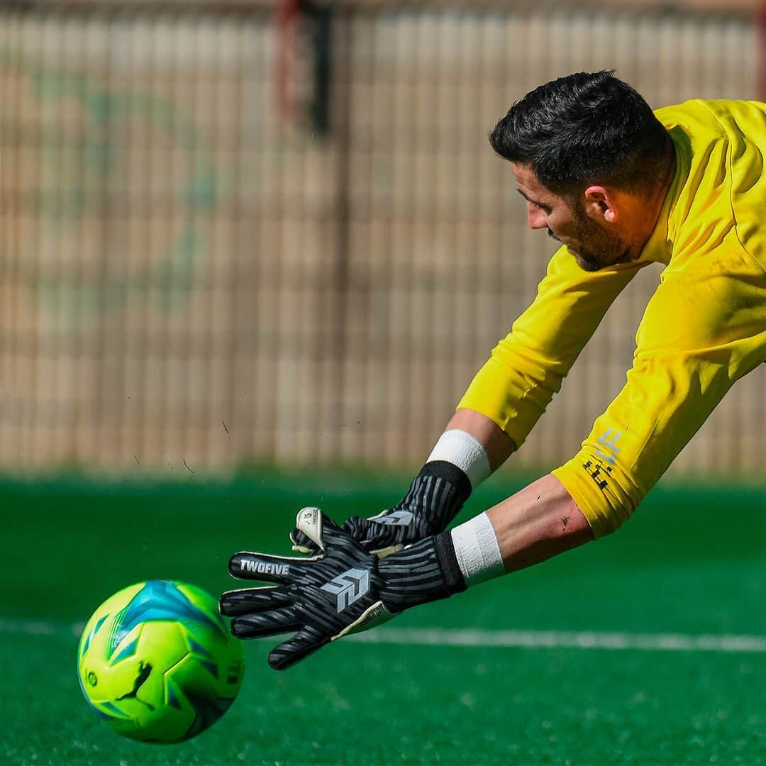 キコ・カシージャのインスタグラム：「🧤😍𝗡𝗘𝗪 𝗚𝗟𝗢𝗩𝗘𝗦 😍🧤  @kikocasilla ya ha estrenado sus nuevos Durban’10 Pro!! Un modelo seamless que os va a encantar!!  Savor the goal at all times! Join the #TwoFiveSquad and support the #alternativegoalkeeping  #futbol #keeper #gk #goleiro #goalie #gardien #elche #sweet #soccer #futbol #football #elchecf #guardameta #cancerbero #arquero」