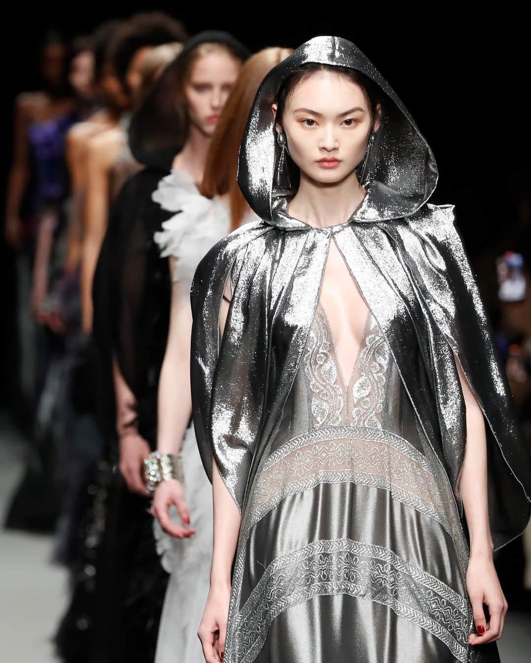 アルベルタフェレッティのインスタグラム：「Finale  #AlbertaFerretti #FW22 #MFW」
