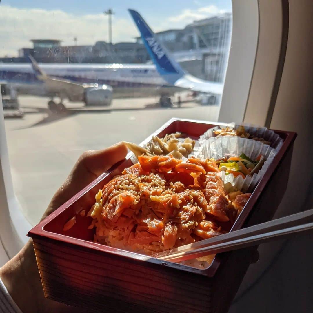 スーツのインスタグラム：「新潟駅で購入した焼漬鮭ほぐし弁当です。新潟の弁当はこれが一番好きです。」