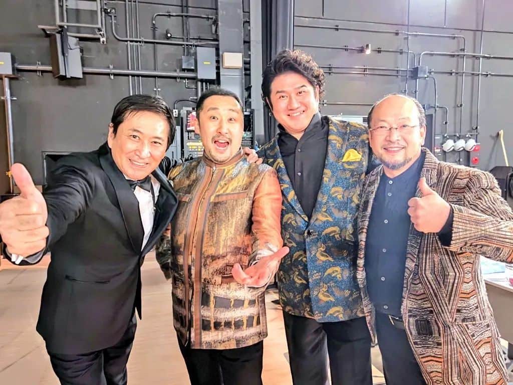藤岡幸夫のインスタグラム：「三大テノールの宴第４弾@山形終了❗ 沢山のお客様に感謝❗😀 やまぎん県民ホールの響きはびっくりするくらい素晴らしく、今回も３人の歌唱、トークも最高で山形交響楽団もノリノリで楽しかった〜😀 知らない方は是非You Tubeで「エンターザミュージック三大テノール」で検索して見て下さい😀  帰りの新幹線の笛田さんの隣は仲の良い妹さんです😀」