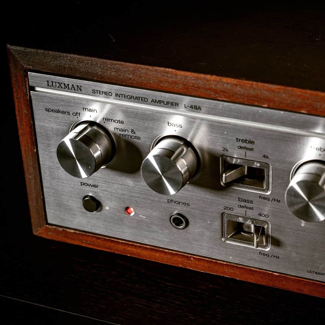 アンソニーのインスタグラム：「いわゆるラックストーンを体感できました♪ まもなく動画公開です。  #luxman  #amplifier  #vintageaudio  #ラックスマン  #プリメインアンプ  #ヴィンテージオーディオ  #ハードオフ」