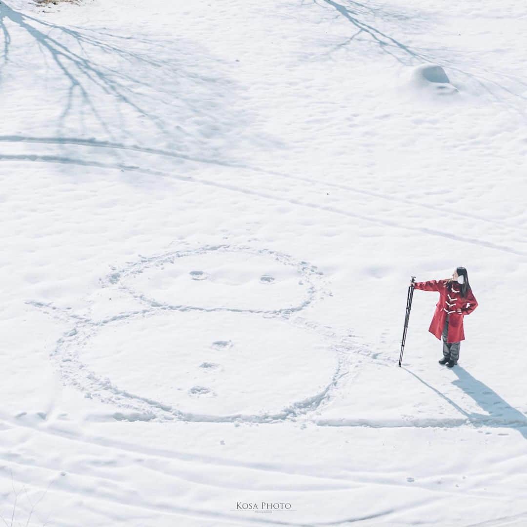 のインスタグラム：「雪だるま作ろう〜⛄️  正しい三脚の使い方をご紹介しています🤣 ストーリーもしくはハイライトでご覧下さい 思いつきだけでやってみた😅 . Location:岐阜 Gifu / Japan🇯🇵 Date:2022年2月 Camera:Z9/24-70mm . #雪だるま #雪 #ポトレ撮影隊 #jp_mood #その瞬間は永遠の思い出 #jp_portrait部 #何気ない瞬間を残したい #good_portraits_world #jp_portrait_collection #season_girls_collection #tokyocameraclub #art_of_japan_ #dpj_member #team_jp_ #photo_jpn #sorakataphoto #LBJ_KING #mst_member #広がり同盟メンバー #special_spot_legend #bestphoto_japan #nipponpic_member #japan_bestpic_ #Rox_Captures #colore_de_saison #IG_PHOS #ptk_japan #pt_life_ #bestjapanpics #Lovers_Nippon」