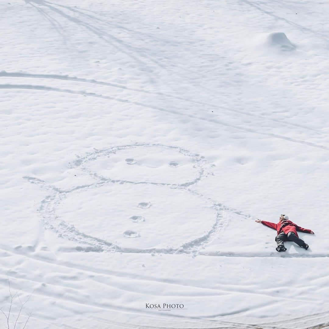 コサさんのインスタグラム写真 - (コサInstagram)「雪だるま作ろう〜⛄️  正しい三脚の使い方をご紹介しています🤣 ストーリーもしくはハイライトでご覧下さい 思いつきだけでやってみた😅 . Location:岐阜 Gifu / Japan🇯🇵 Date:2022年2月 Camera:Z9/24-70mm . #雪だるま #雪 #ポトレ撮影隊 #jp_mood #その瞬間は永遠の思い出 #jp_portrait部 #何気ない瞬間を残したい #good_portraits_world #jp_portrait_collection #season_girls_collection #tokyocameraclub #art_of_japan_ #dpj_member #team_jp_ #photo_jpn #sorakataphoto #LBJ_KING #mst_member #広がり同盟メンバー #special_spot_legend #bestphoto_japan #nipponpic_member #japan_bestpic_ #Rox_Captures #colore_de_saison #IG_PHOS #ptk_japan #pt_life_ #bestjapanpics #Lovers_Nippon」2月24日 7時06分 - kosa_photo