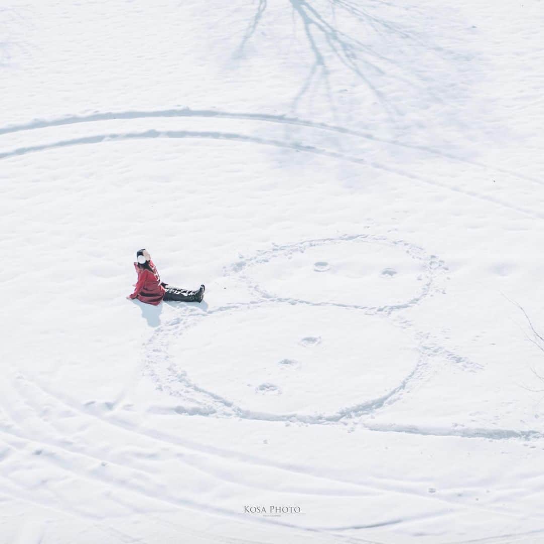 コサさんのインスタグラム写真 - (コサInstagram)「雪だるま作ろう〜⛄️  正しい三脚の使い方をご紹介しています🤣 ストーリーもしくはハイライトでご覧下さい 思いつきだけでやってみた😅 . Location:岐阜 Gifu / Japan🇯🇵 Date:2022年2月 Camera:Z9/24-70mm . #雪だるま #雪 #ポトレ撮影隊 #jp_mood #その瞬間は永遠の思い出 #jp_portrait部 #何気ない瞬間を残したい #good_portraits_world #jp_portrait_collection #season_girls_collection #tokyocameraclub #art_of_japan_ #dpj_member #team_jp_ #photo_jpn #sorakataphoto #LBJ_KING #mst_member #広がり同盟メンバー #special_spot_legend #bestphoto_japan #nipponpic_member #japan_bestpic_ #Rox_Captures #colore_de_saison #IG_PHOS #ptk_japan #pt_life_ #bestjapanpics #Lovers_Nippon」2月24日 7時06分 - kosa_photo