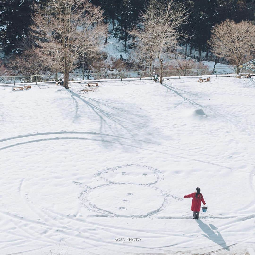 コサさんのインスタグラム写真 - (コサInstagram)「雪だるま作ろう〜⛄️  正しい三脚の使い方をご紹介しています🤣 ストーリーもしくはハイライトでご覧下さい 思いつきだけでやってみた😅 . Location:岐阜 Gifu / Japan🇯🇵 Date:2022年2月 Camera:Z9/24-70mm . #雪だるま #雪 #ポトレ撮影隊 #jp_mood #その瞬間は永遠の思い出 #jp_portrait部 #何気ない瞬間を残したい #good_portraits_world #jp_portrait_collection #season_girls_collection #tokyocameraclub #art_of_japan_ #dpj_member #team_jp_ #photo_jpn #sorakataphoto #LBJ_KING #mst_member #広がり同盟メンバー #special_spot_legend #bestphoto_japan #nipponpic_member #japan_bestpic_ #Rox_Captures #colore_de_saison #IG_PHOS #ptk_japan #pt_life_ #bestjapanpics #Lovers_Nippon」2月24日 7時06分 - kosa_photo