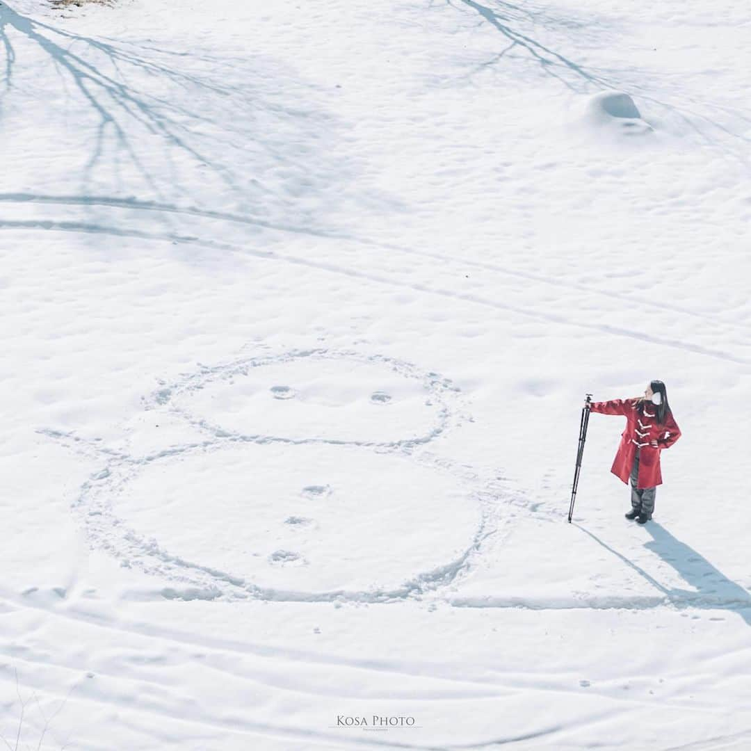 コサさんのインスタグラム写真 - (コサInstagram)「雪だるま作ろう〜⛄️  正しい三脚の使い方をご紹介しています🤣 ストーリーもしくはハイライトでご覧下さい 思いつきだけでやってみた😅 . Location:岐阜 Gifu / Japan🇯🇵 Date:2022年2月 Camera:Z9/24-70mm . #雪だるま #雪 #ポトレ撮影隊 #jp_mood #その瞬間は永遠の思い出 #jp_portrait部 #何気ない瞬間を残したい #good_portraits_world #jp_portrait_collection #season_girls_collection #tokyocameraclub #art_of_japan_ #dpj_member #team_jp_ #photo_jpn #sorakataphoto #LBJ_KING #mst_member #広がり同盟メンバー #special_spot_legend #bestphoto_japan #nipponpic_member #japan_bestpic_ #Rox_Captures #colore_de_saison #IG_PHOS #ptk_japan #pt_life_ #bestjapanpics #Lovers_Nippon」2月24日 7時06分 - kosa_photo