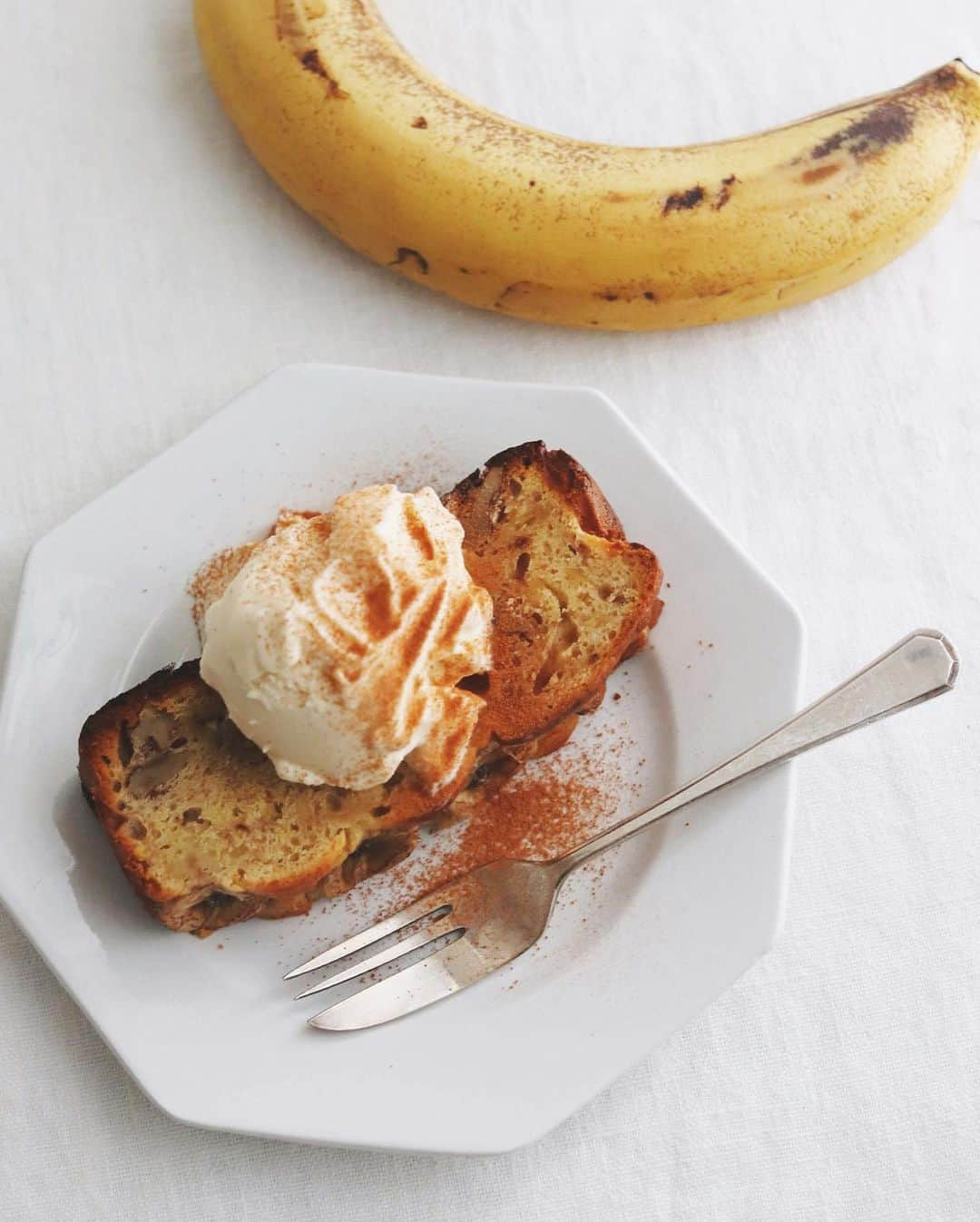 樋口正樹さんのインスタグラム写真 - (樋口正樹Instagram)「Banana cake 🍌 . ２日目のバナナケーキ。 トースターで良く焼き バニラアイスをのせて シナモンをふったやつ。 . . . #朝バナナ #バナナケーキ #バナナブレッド #バナナ #ハーゲンダッツ #バニラアイスクリーム #シナモンパウダー #朝スイーツ #熱いのと冷たいの #甘いものは別腹 #bananabread #bananabreadday #bananacake #thebakefeed #haagendazs」2月24日 8時10分 - higuccini