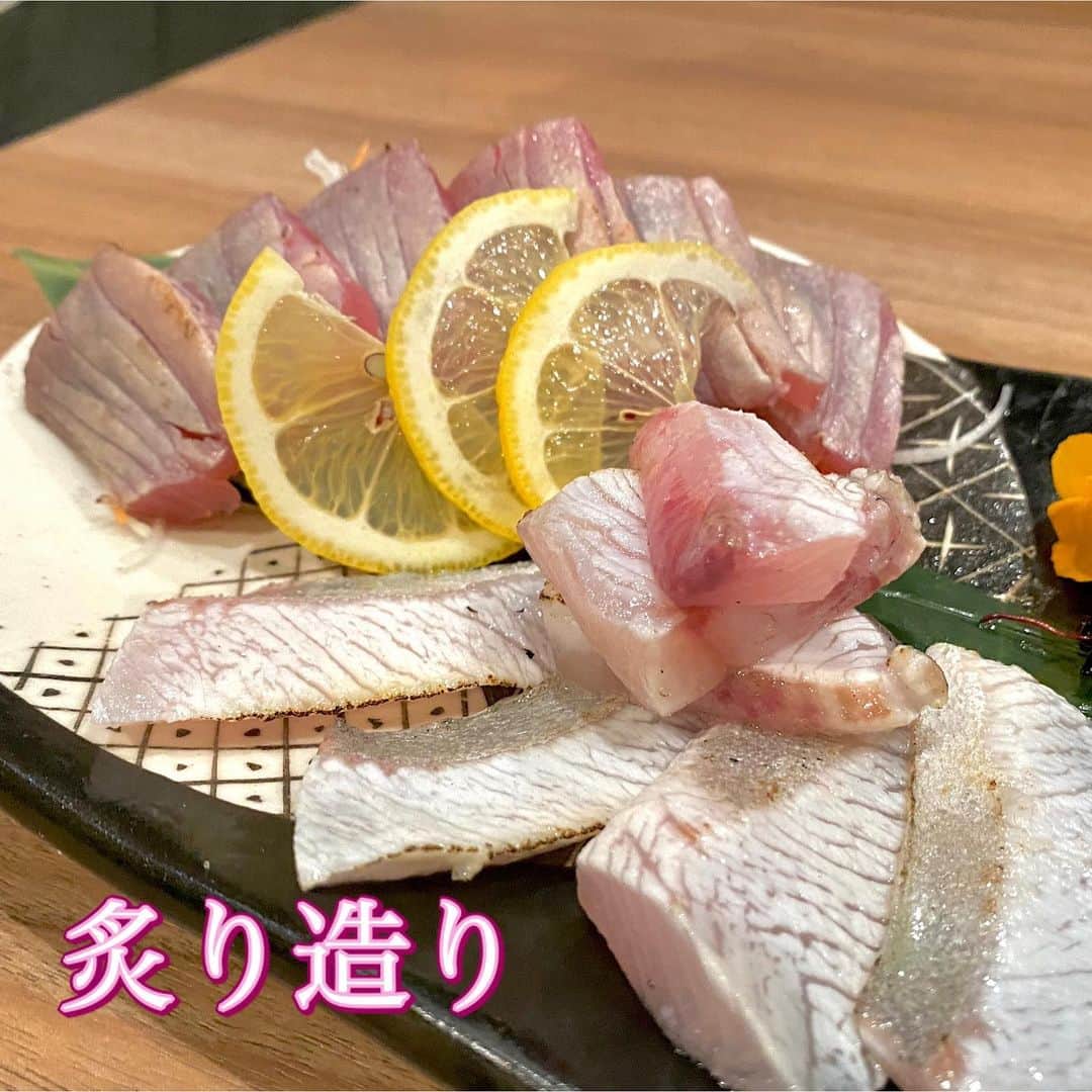 たなごころ 大阪マルビル8階のインスタグラム：「たなごころ大阪マルビル店です🍽  通常のお造り盛り合わせとは別に「鮮魚の炙り造り」をご用意してます。 炙られたお造りはまた別格の味・食感を生み出します。 シンプルな一手間加えた一品を是非ご賞味ください。 写真はマグロとカンパチです。  時短営業中ですが、その中でも皆様に満足していただけるよう料理・サービスを提供しております！  全室個室で、感染症対策もバッチリ行っております。  #マルビル#大阪駅#梅田駅近#個室#個室居酒屋#接待#顔合わせ#商談#お造り#西梅田#日本酒 #記念日#ランチ#肉#梅田グルメ#大阪グルメ#デート#ママ会#ハイボール#ラーメン#ロース#うなぎ#レモンサワー#炙り#コロナ禍#生ビール#鯛めし#和牛#まぐろ#かんぱち」