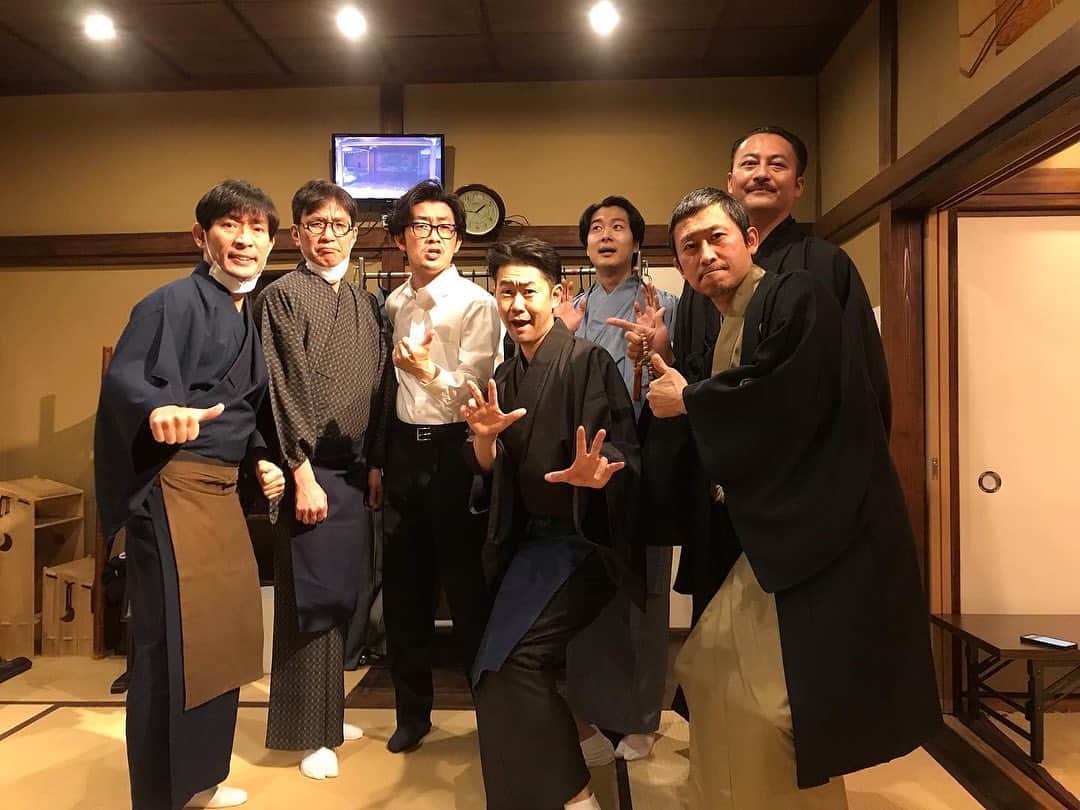 江戸川じゅん兵のインスタグラム：「「サヨウナラバ」大阪公演in山本能楽堂、芝居バージョン、2年前の延期を経て、さらにまさかの東京本番直前の降板、、オアズケくらいまくってた初日、皆さんの愛に包まれて、やっとお客さまの前に立てました。  そら一個めのシーンはどきどきしましたよ。ガッチガチ。笑  残り少ない本番、全力で楽しみます。楽しんでいただきます！  感謝‼️　  そして遠くのファミリーからもエールが😭  お出ましにくい状況ではございますが、是非お越しください‼️  https://www.quartet-online.net/ticket/4jh1h0s?m=0sjafic」