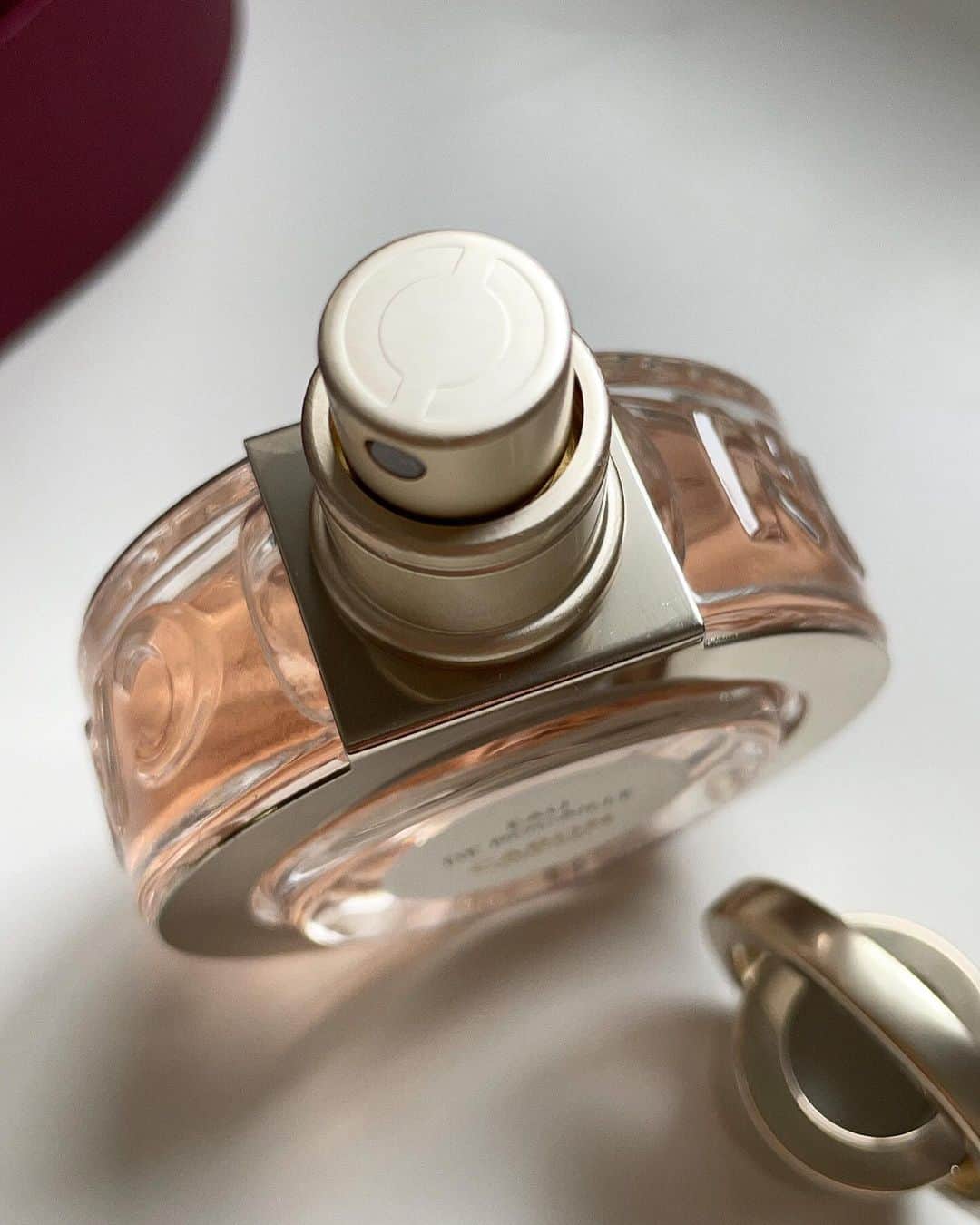 絵梨佳さんのインスタグラム写真 - (絵梨佳Instagram)「@caronparfums 🇫🇷🗼  パリのフレグランスメゾンCARONのオードトワレ✨ 私の使用している香りは EAU DE ROCAILLE のフローラルな女性らしい香り。 ベルガモットやジャスミン、ローズなどすっきりとしたシトラスの爽やかさと、やわらかいローズの甘い香りが組み合わさって普段使いしやすい香りです。  この新しいオードトワレシリーズが2月23（水）に伊勢丹新宿店で先行販売されます♡  2/23（水）〜3/1（火）で伊勢丹新宿店のフレグランスコーナーにて新商品のプロモーションが行われているみたいなので、お近くの方はぜひ行ってみてください☺️  @forte_tyo.fragrance  ら #プロモーション #caron #キャロン #メゾンフレグランス #コレクションメルヴェイユーズ #伊勢丹 #香りのある暮らし #新作コスメ2022 #グリーンマンダリン  #ガーデニア #ローズの香り #香水 #フレグランス」2月24日 20時55分 - ________erikaitou___
