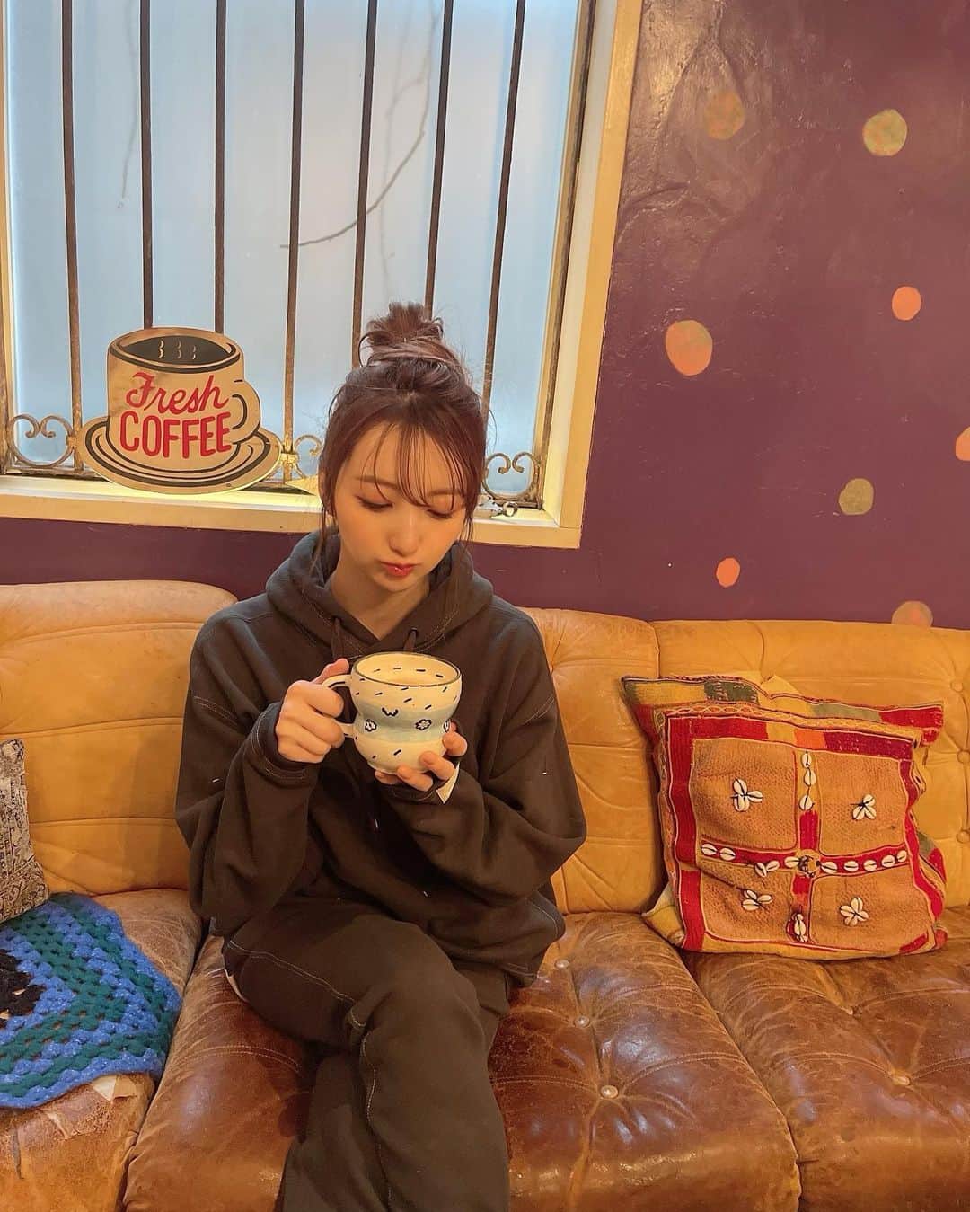 堀みづきさんのインスタグラム写真 - (堀みづきInstagram)「楽ちんコーデ✌︎ お仕事終わりにお茶したよ☕️ お子ちゃまなのでコーヒーは飲めません👶  スウェットは母とおそろいなんだ🥰  #NewBalance #nbスウェット」2月24日 19時20分 - mizuki_027