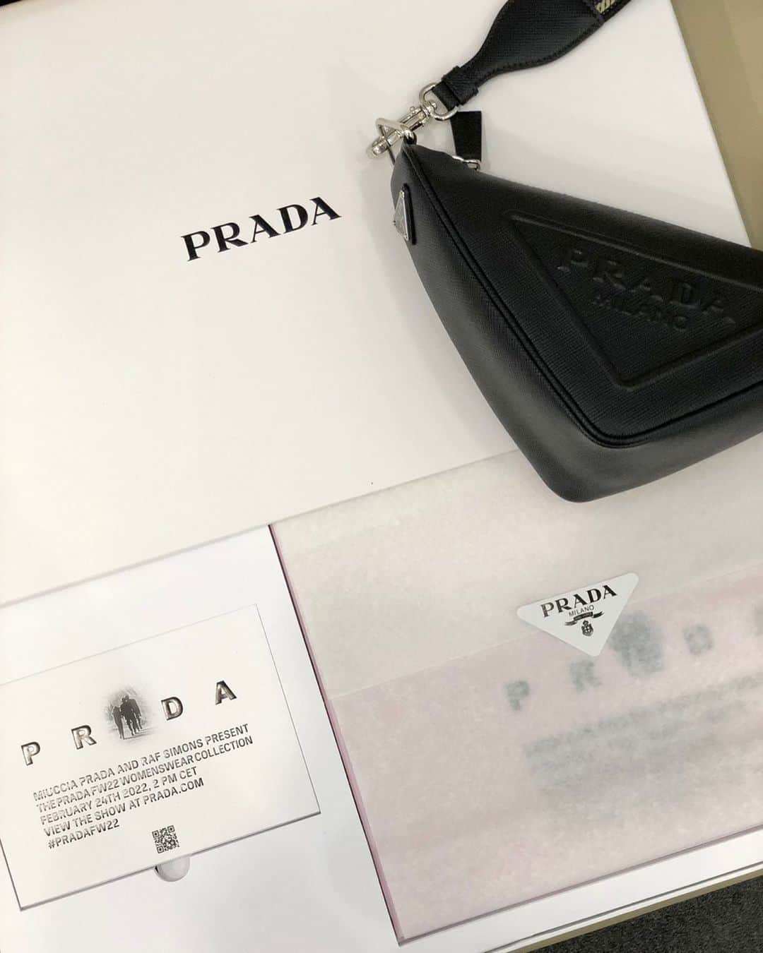 ソン・ガンさんのインスタグラム写真 - (ソン・ガンInstagram)「@prada#pradafw22#prada triangle.  프라다와 라프시먼스가 함께하는 프라다FW22 여성복 컬렉션 2022년 2월 24일 오후10시 프라다닷컴을통해 함께 보실 수 있습니다😍」2月24日 19時20分 - songkang_b