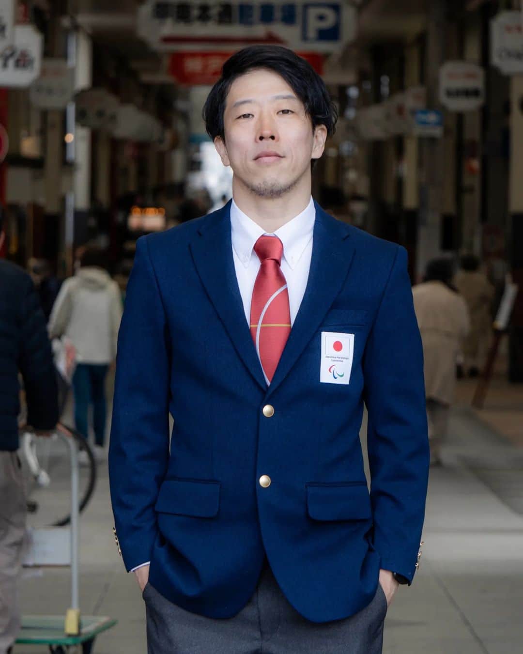 岡本圭司のインスタグラム：「遂に北京パラリンピックが3月4日から開幕。 本日行われた結団式でも発表がありましたが、29名から構成される日本代表選手団の1人として正式に代表選手となりました。 そして1つの目標であった、スノーボードチーム6人での全員召集が無事叶い、最高の状態で本番に挑みます。  怪我して7年、パラスノーボードに挑戦して3年。 ここまで色んな事がありましたが、1つだけ確実に言えることがあります。 それは、『怪我前よりも今の方が幸せ』という事。 本当に多くの仲間に支えられてここまで来ることが出来ました。 自分にとってはパラリンピックがゴールというわけではありませんが、自分の最高の滑りをして皆に楽しんでもらえたらと思います。  勝っても負けてもそれが人生。 とにかく最高に楽しむ事を一番に、俺たちの目標の舞台で戦ってきます。  全ての人に心から感謝します。  #beijing2022 #北京パラリンピック #パラリンピック #日本代表選手団 #パラスノーボード #スノーボード #snowboarding #werideforever」