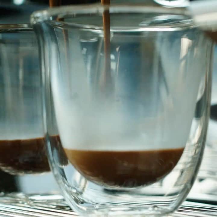 De'Longhi Sverigeのインスタグラム：「Har du funderat över människorna och platserna bakom ditt kaffe? Kanske föreställt dig var dina bönor kommer ifrån eller hur de har rest halva jordklotet fram till ditt kök? 🌍🌱  Häng med oss när vi pratar med baristor, smakspecialister och många fler i DeLonghi Coffee Lounge. #delonghi #seriousaboutcoffee #kaffekärlek」