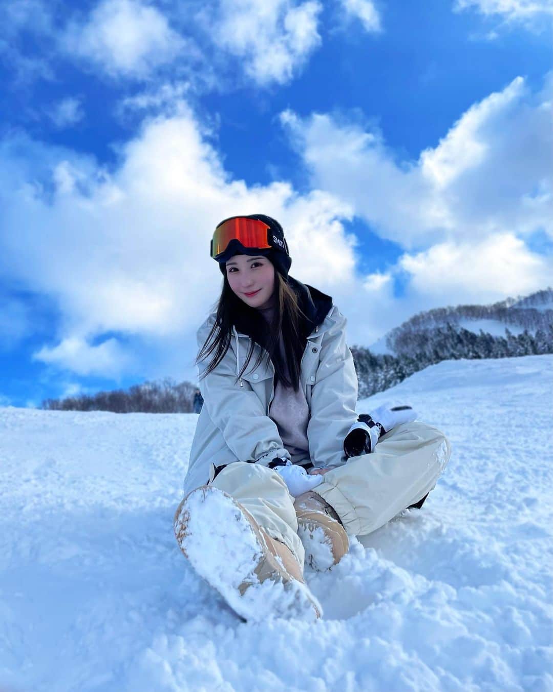 伊藤愛真さんのインスタグラム写真 - (伊藤愛真Instagram)「smithのゴーグル新調しました😇❤️ . 天気が味方してくれた！ 雪フッカフカだった❄️」2月24日 19時46分 - __emagram