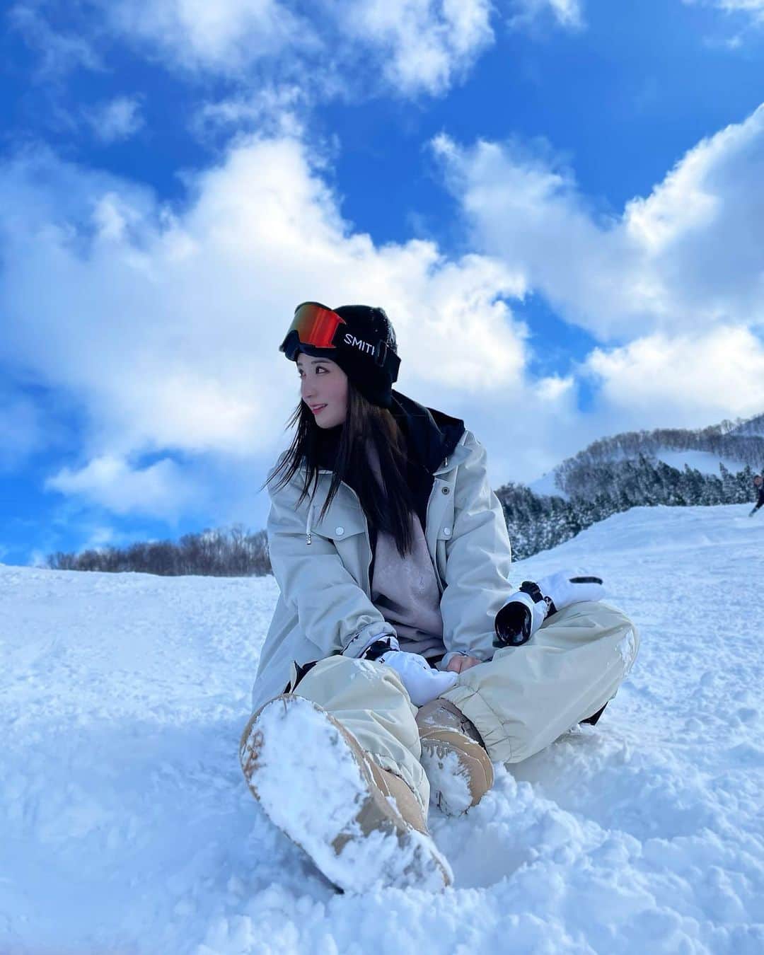 伊藤愛真さんのインスタグラム写真 - (伊藤愛真Instagram)「smithのゴーグル新調しました😇❤️ . 天気が味方してくれた！ 雪フッカフカだった❄️」2月24日 19時46分 - __emagram