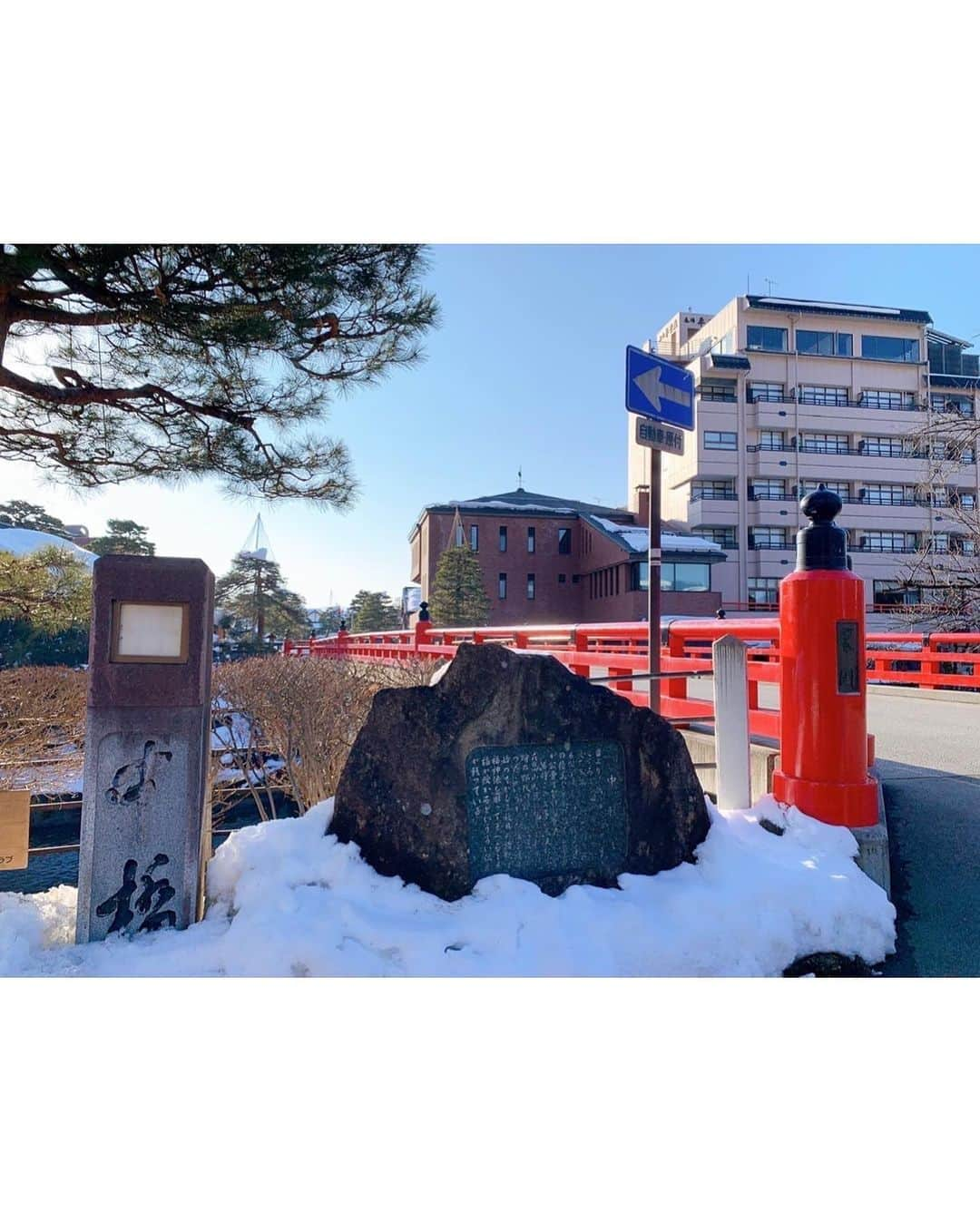 鈴木 あやさんのインスタグラム写真 - (鈴木 あやInstagram)「. 先日、飛騨高山へ🚗 ³₃  @hida_takayama_tourism . 秋頃に行ったばかりだったけど 秋は紅葉🍁が素敵で 冬は雪景色❄️が本当に綺麗だった☃️ . 飛騨高山のシンボルとも言われる 中橋で( ∩˙꒳​˙​📷⊂ )ﾊﾟｼｬﾘ!  赤い橋のそばには桜の木が☺️🌸 . 春の飛騨高山もきっと とっても素敵なんだろうなぁ...👏🏻💭♥️ . . 『古い街並み』を散策🚶🏻‍♂️𓂃𓈒𓏸  . 風情ある建物が建ち並んでいて 歩いてるだけでも楽しい😆 . 無料で入れるのが驚きの 【飛騨高山まちの博物館】や 昭和の古い町並みを体験できる 【高山昭和館】は楽しかったなぁ💭💕 特に高山昭和館は色んなお店に入って 当時の道具に触れる事ができるから 昭和をリアルに感じる事ができたよ🥳 . . 飛騨高山の旅について 長くなりそうなので続きは また載せます🙋🏻‍♀️♡ . (*｣´□`)｣ﾏｯﾃﾃ────!!♥️ . #PR #飛騨高山 #岐阜観光 #観光 #旅行 #中橋 #古い街並み」2月24日 20時01分 - ayachu69