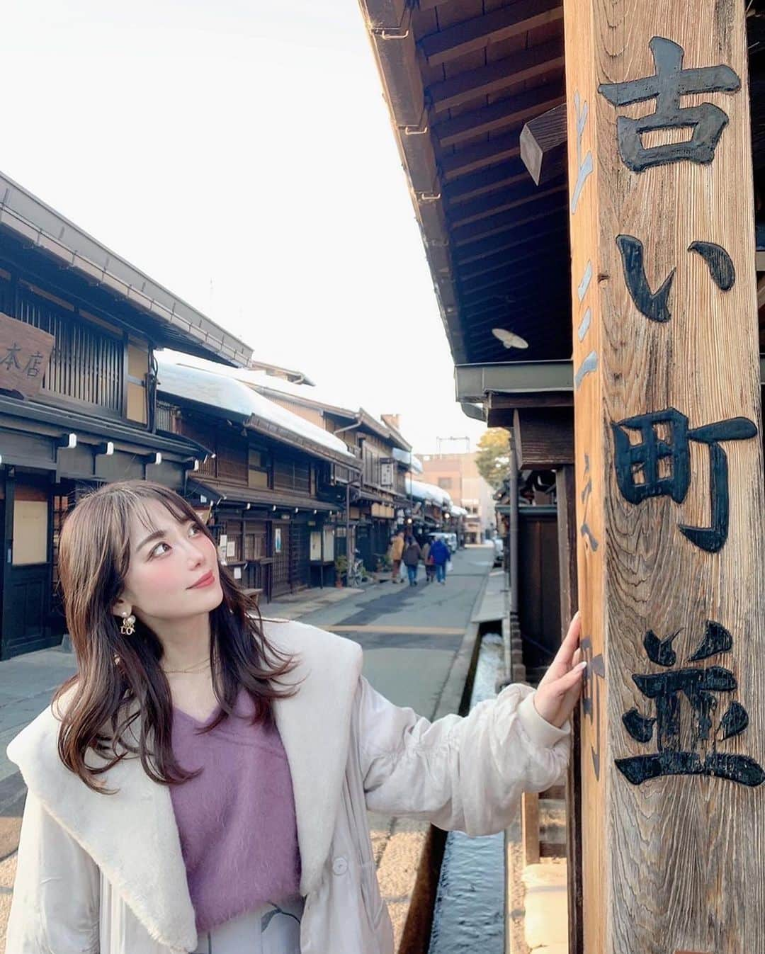 鈴木 あやさんのインスタグラム写真 - (鈴木 あやInstagram)「. 先日、飛騨高山へ🚗 ³₃  @hida_takayama_tourism . 秋頃に行ったばかりだったけど 秋は紅葉🍁が素敵で 冬は雪景色❄️が本当に綺麗だった☃️ . 飛騨高山のシンボルとも言われる 中橋で( ∩˙꒳​˙​📷⊂ )ﾊﾟｼｬﾘ!  赤い橋のそばには桜の木が☺️🌸 . 春の飛騨高山もきっと とっても素敵なんだろうなぁ...👏🏻💭♥️ . . 『古い街並み』を散策🚶🏻‍♂️𓂃𓈒𓏸  . 風情ある建物が建ち並んでいて 歩いてるだけでも楽しい😆 . 無料で入れるのが驚きの 【飛騨高山まちの博物館】や 昭和の古い町並みを体験できる 【高山昭和館】は楽しかったなぁ💭💕 特に高山昭和館は色んなお店に入って 当時の道具に触れる事ができるから 昭和をリアルに感じる事ができたよ🥳 . . 飛騨高山の旅について 長くなりそうなので続きは また載せます🙋🏻‍♀️♡ . (*｣´□`)｣ﾏｯﾃﾃ────!!♥️ . #PR #飛騨高山 #岐阜観光 #観光 #旅行 #中橋 #古い街並み」2月24日 20時01分 - ayachu69