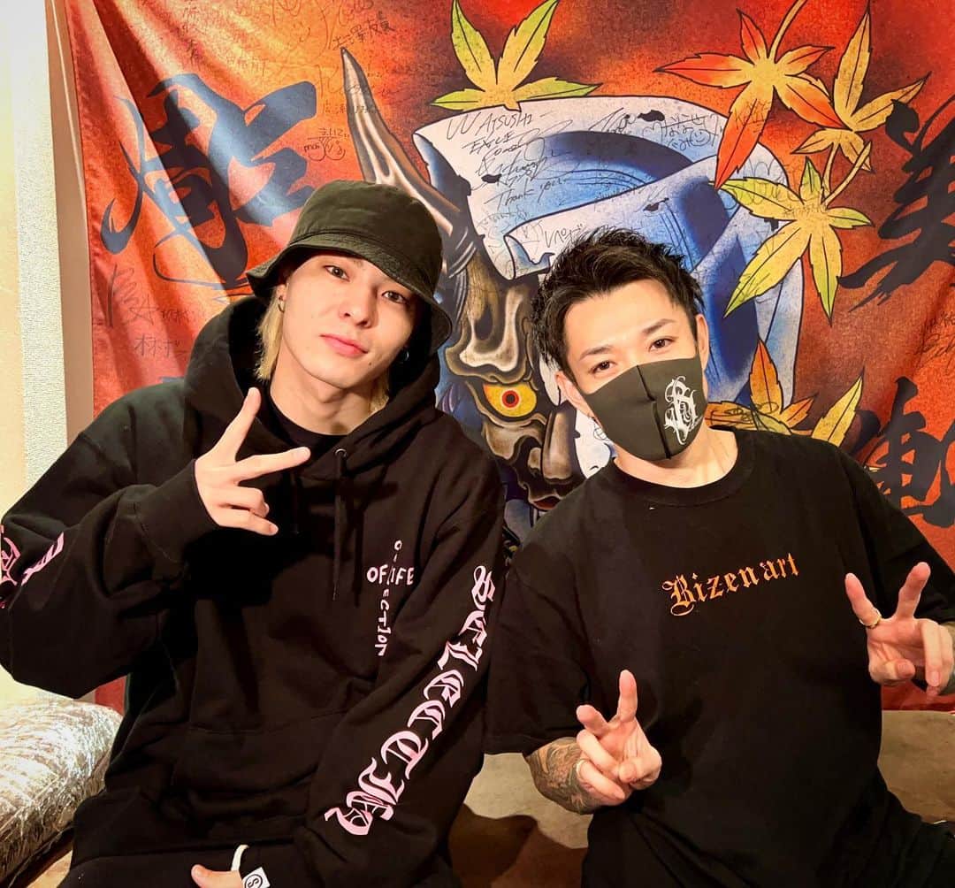 彫師美漸のインスタグラム：「@suzuki_higa_official タトゥーを彫らなくても遊びに来てくれるのは嬉しい😊✌️ ・ ・ #deepsquad  #比嘉涼樹 #彫師 #美漸 #彫師美漸 #中目黒 #タトゥースタジオ #art #fashion #bizenart #bizen #문신　#tattoo」