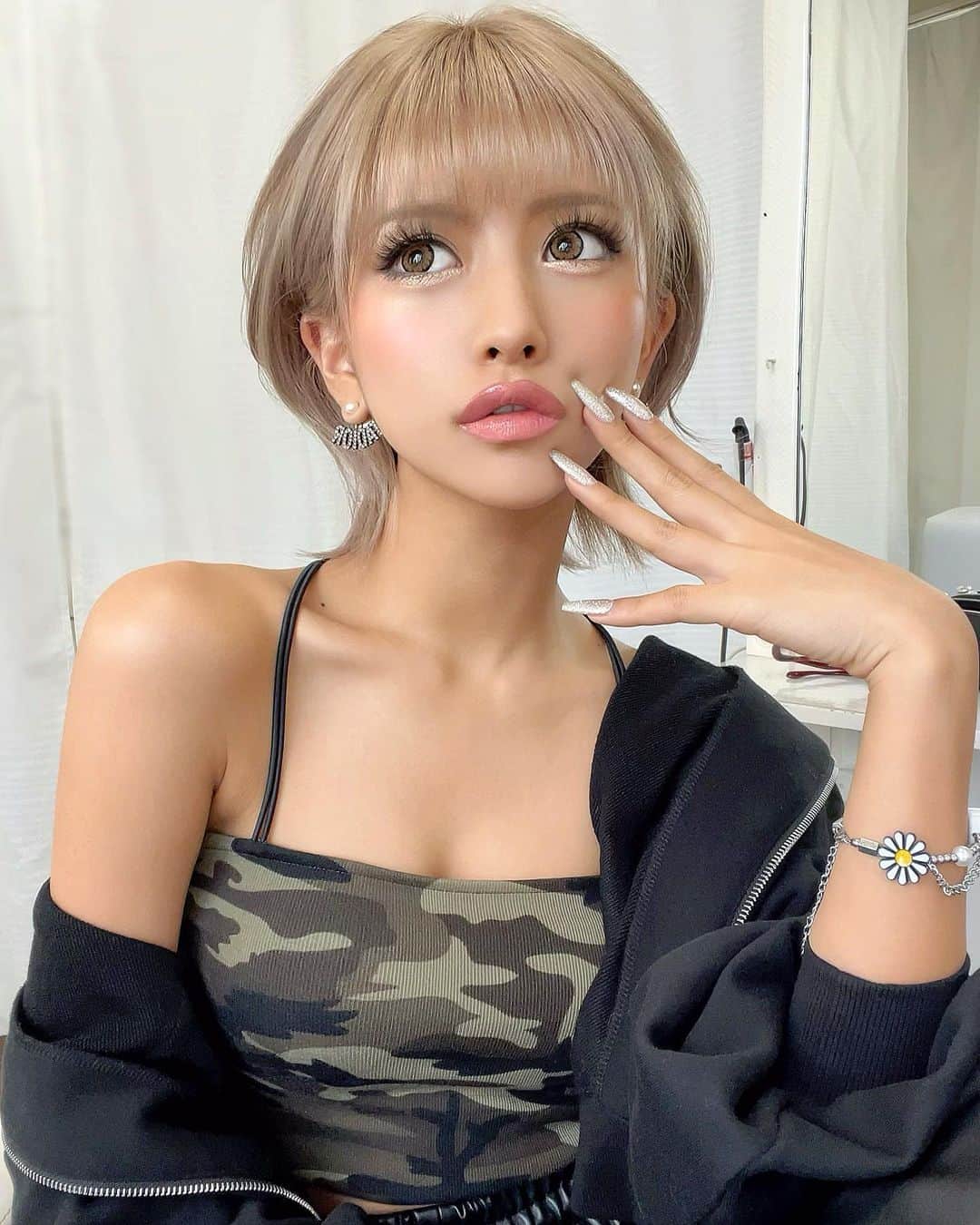 華のインスタグラム：「どんな私も好きでいてね🦋💜 . ソニアから誕プレで貰ったピアス @dior thx♡」