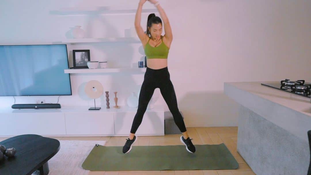 Jennifer Bachdimのインスタグラム：「First of all I want to say thank you for everyone who participated and joined my team on Ring To Impress Challenge. #TeamJen You guys are so amazing! ❤️💪🏼🔥 . . And thank you so much @iboxindonesia for introducing me to the Apple Fitness+, this app works very well for busy Mama’s like me ☺️ It's also great for beginners or those who just feel more comfortable with one-on-one instruction! And the app connects to your Apple Watch, your rings show up in the corner of the screen throughout your workout. It serves as a reminder of how hard you’ve worked and how far you have to go to meet your goals for the day. Some people might find this motivational. I DO! 💪🏼❤️ . . If you want to start your healthy life, but you have no time to go to the gym or classes because your busy schedule. Go try the Apple Fitness Plus free trial, because it's really convenient and you can choose your own journey ✨ #RingToImpressChallenge」